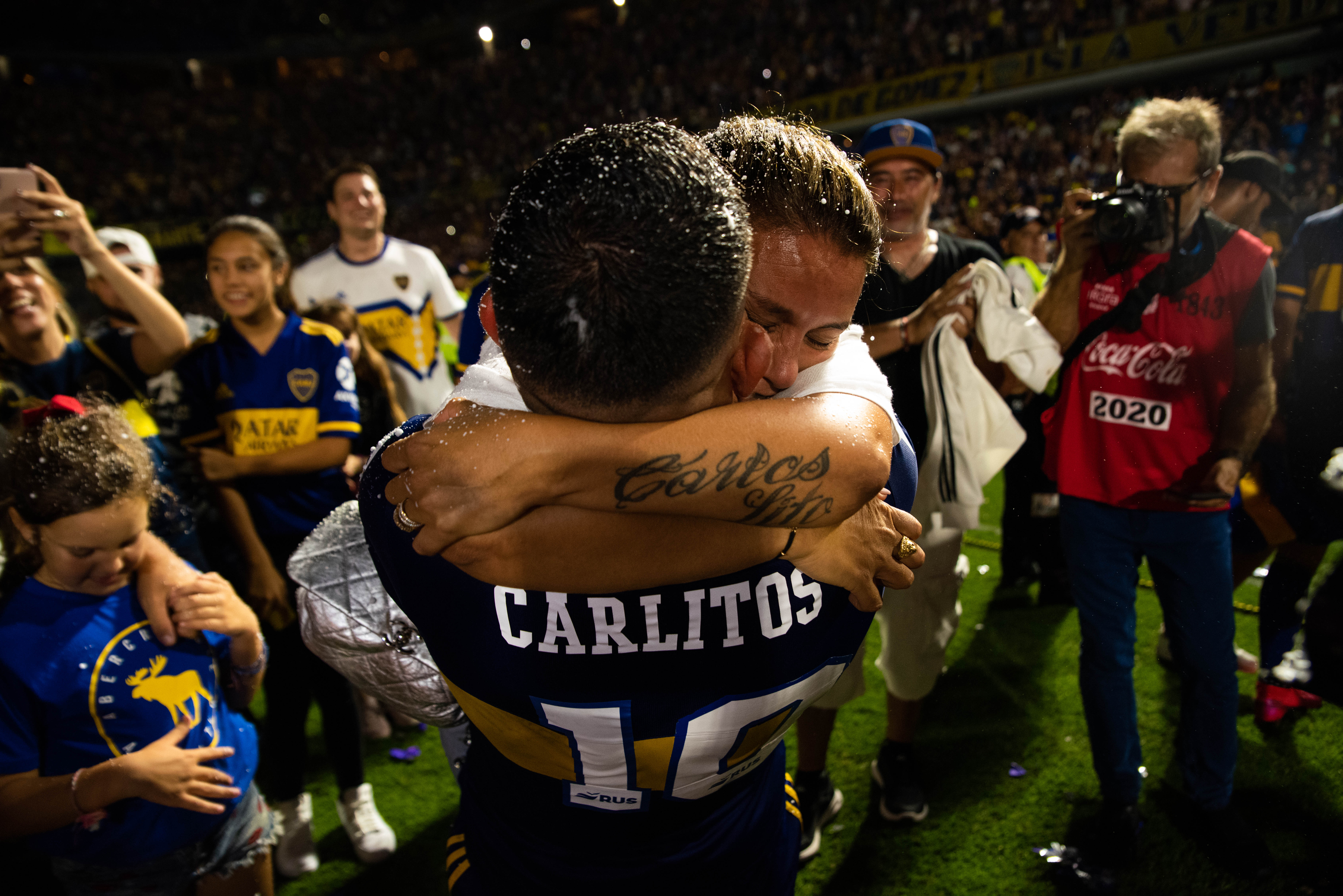 Tevez y un abrazo eterno (Franco Fafasuli)