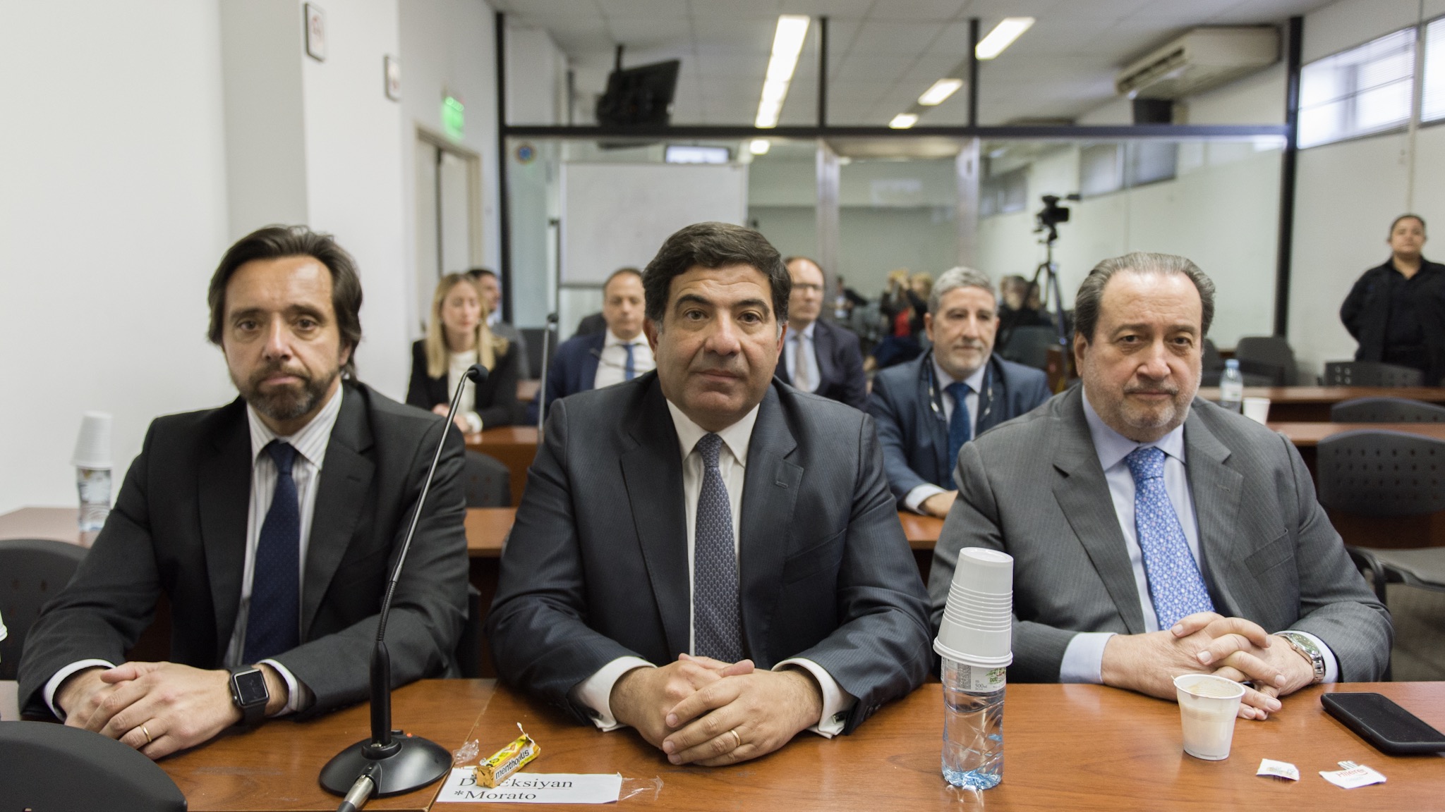 Echegaray junto a sus abogados durante la lectura del veredicto