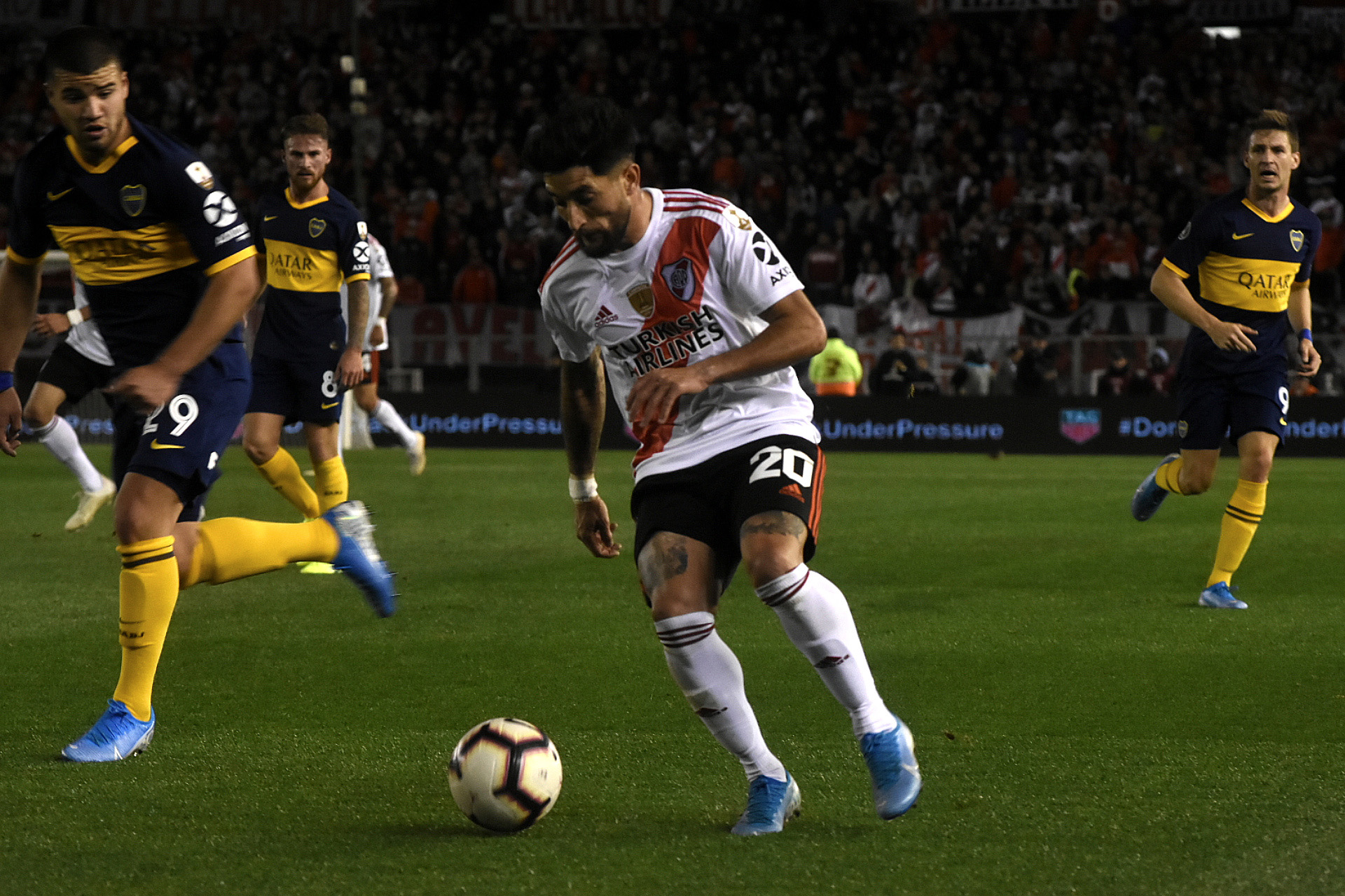 Milton Casco domina el balón