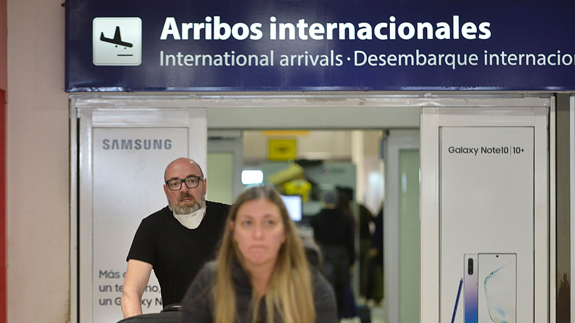 Pasada la hora de espera, se produjo un momento de máxima tensión entre los pasajeros y la tripulación. “Había mucha gente filmando con los telefónos y la tripulación dijo que iba a empezar a retirarlos con la ayuda de la policía para respetar la privacidad de la persona que se sentía mal ya que había muchos que lo estaban grabando”, detalló el pasajero