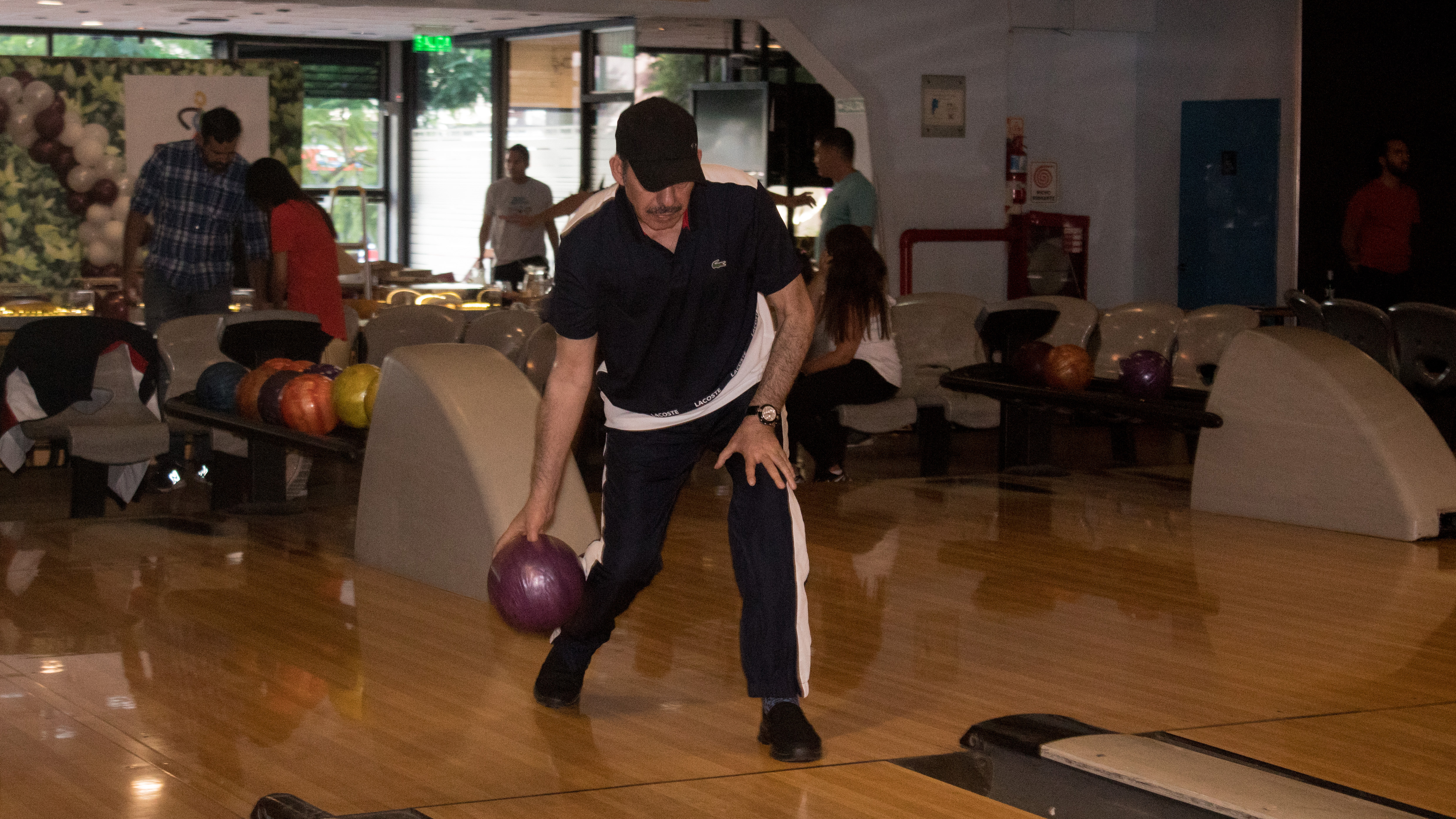 S.E Battal Al Dosari jugando al bowling