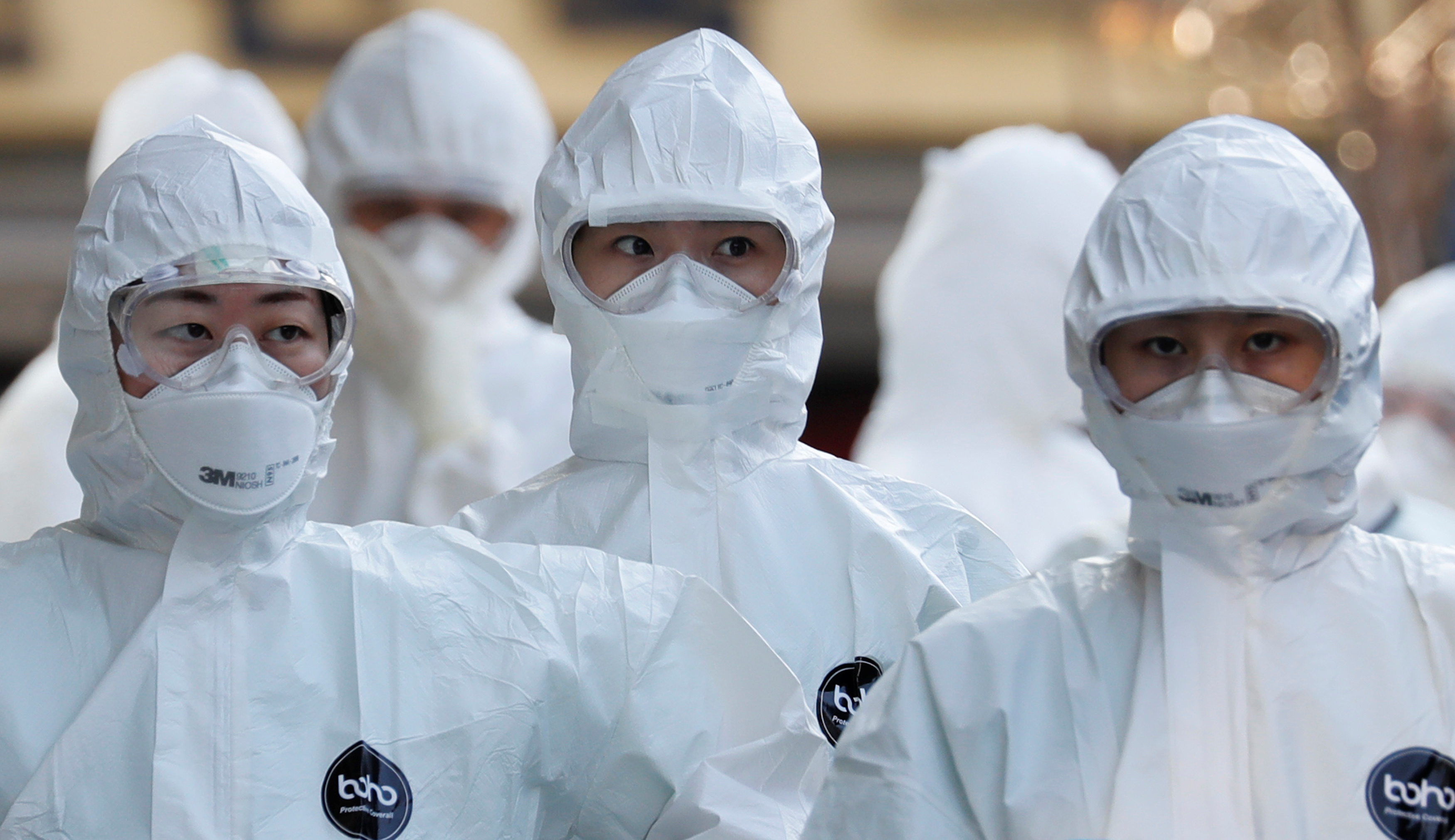 Trabajadores médicos con equipo de protección entran en una instalación hospitalaria para tratar a pacientes con coronavirus en Daegu, el 8 de marzo de 2020 (Reuters/ Kim Kyung-Hoon)