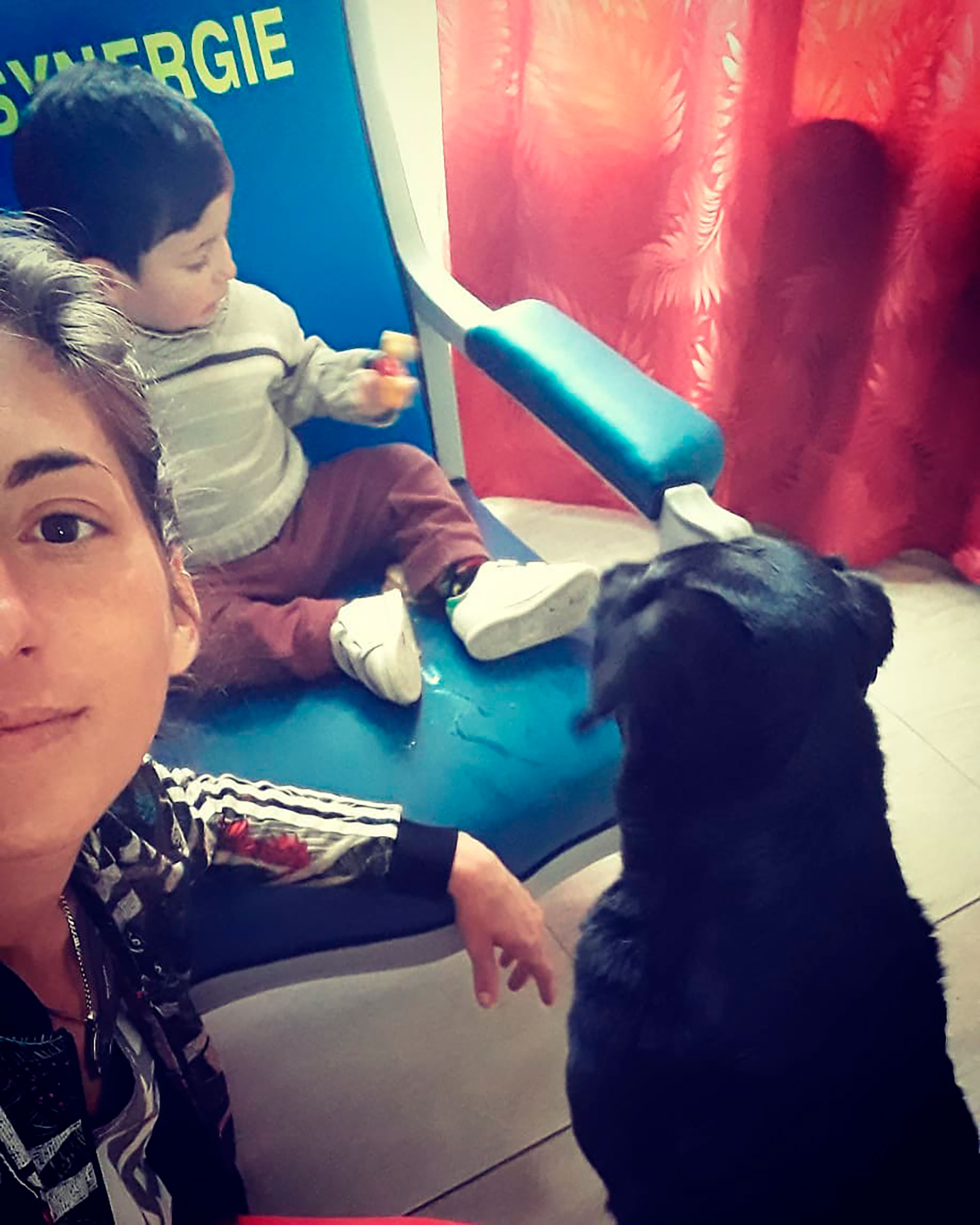 Romina, Augusto y Nala, en la casa familiar en Progreso