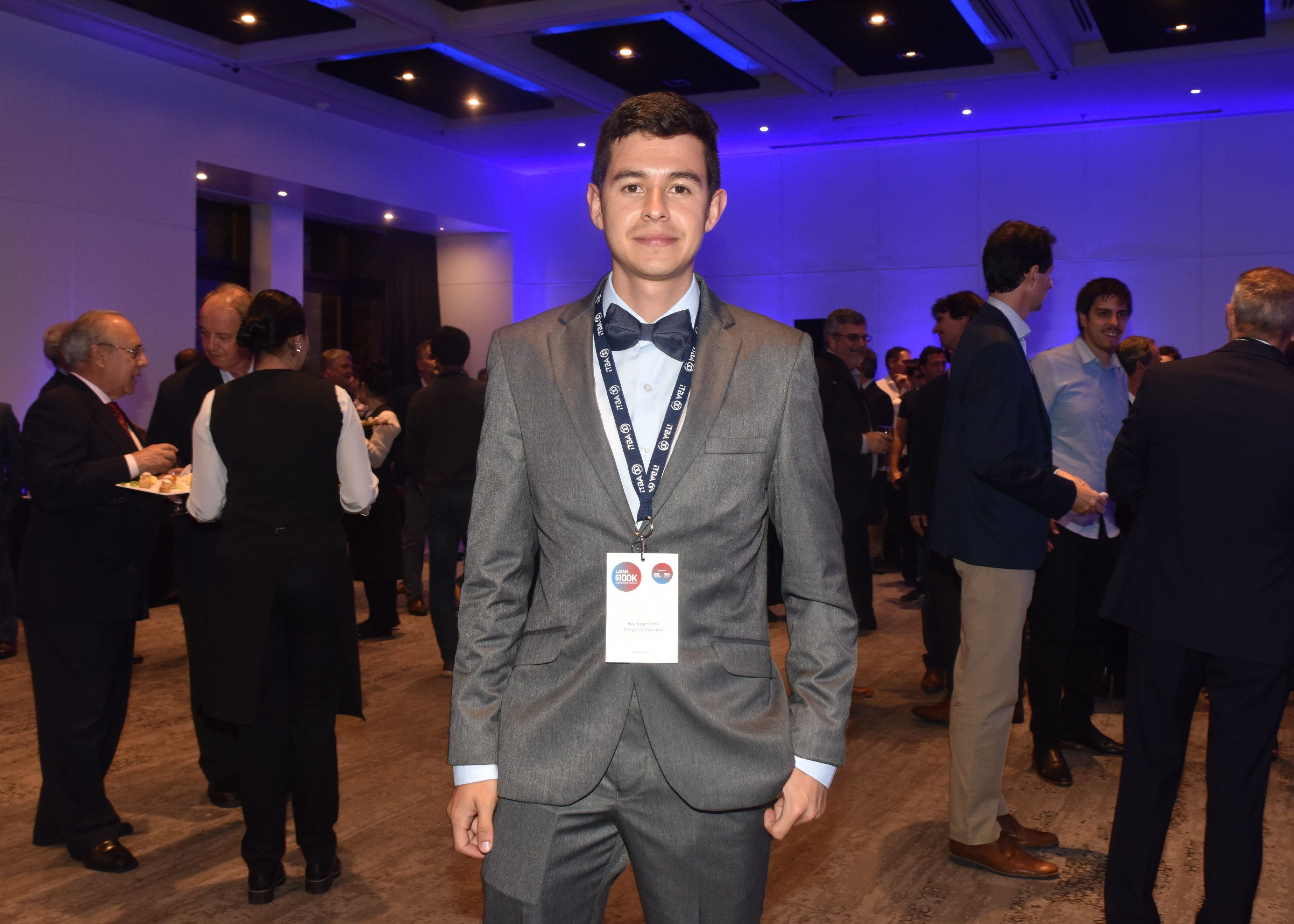 Cristian Dallos (Colombia), es la cerebro detrás de Iwa Ingeniería, un proyecto que se centra en la instalación de iluminación a través de una energía renovable proveniente de la fotosíntesis de las plantas. Consiste en un dispositivo que convierte la energía química de los suelos y las plantas en iluminación.