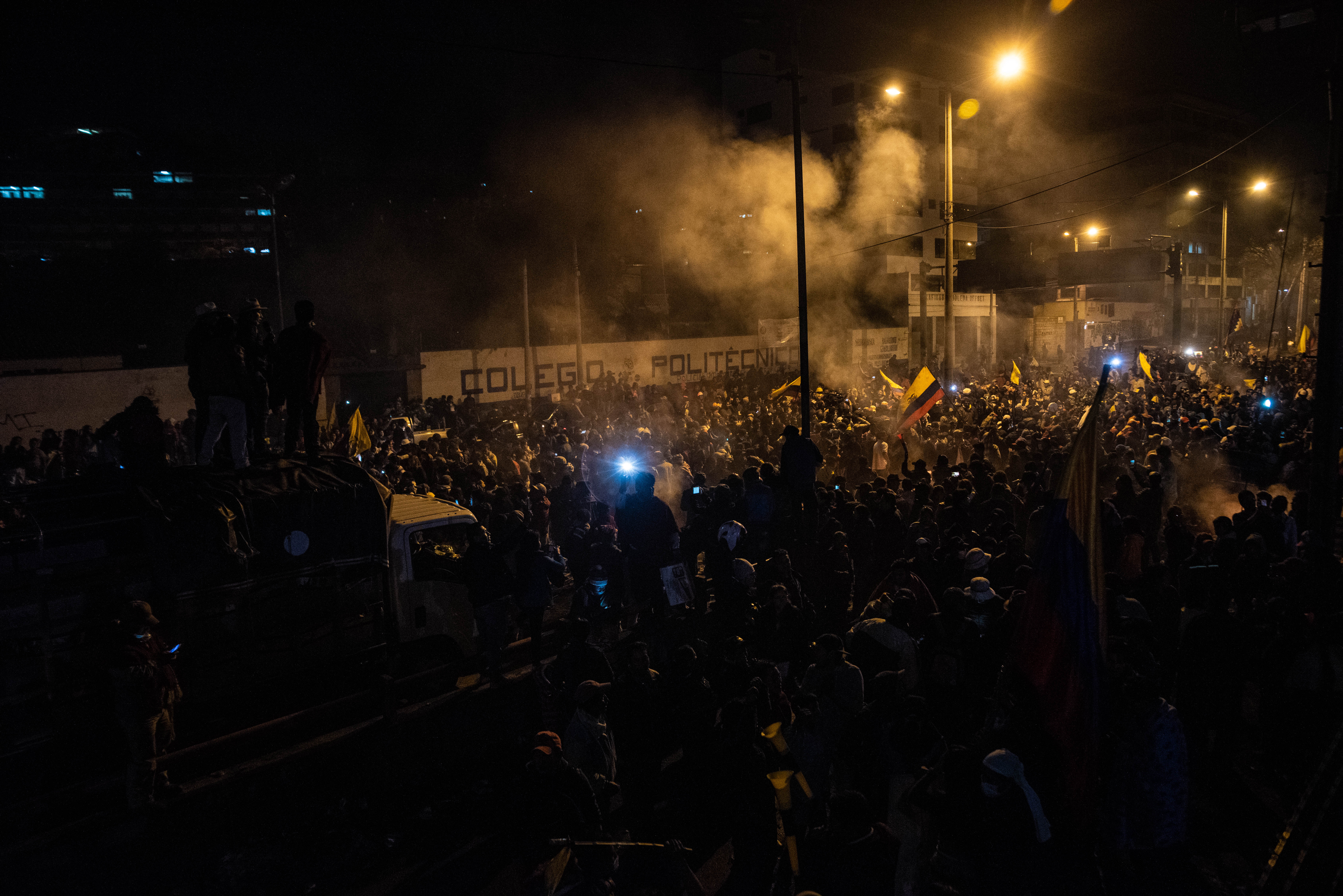 Familias enteras tomaron las calles, mientras en el parque del Arbolito, epicentro de los disturbios en la capital, una multitud de manifestantes gritaban insistentemente: “¡Sí se puede, sí se puede!”.