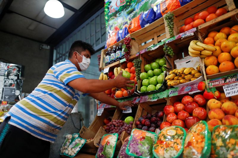 Los comercios que venden comida son algunos de los pocos que están abiertos (REUTERS/Agustin Marcarian)