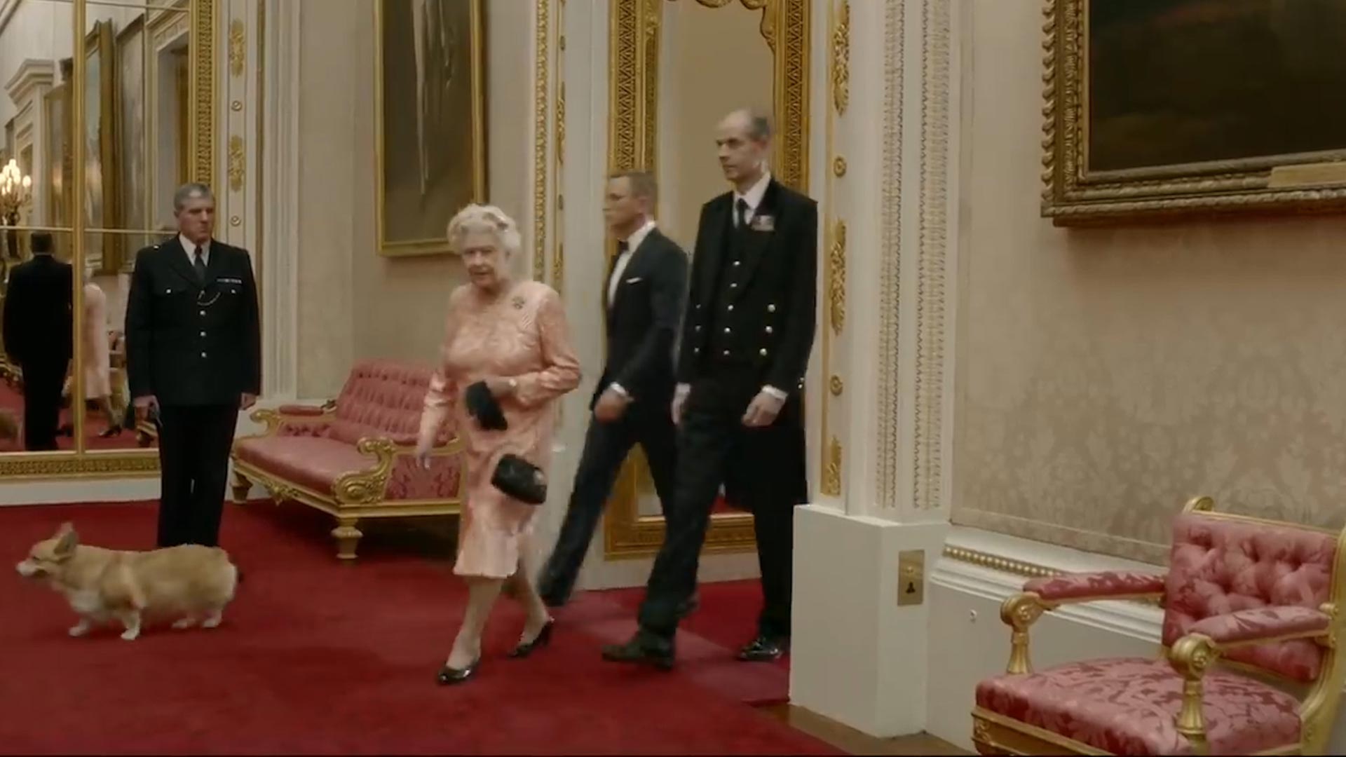 Quien Es Big Paul El Unico Hombre Con Permiso Para Acercarse A La Reina Isabel Ll En La Cuarentena Del Coronavirus Infobae