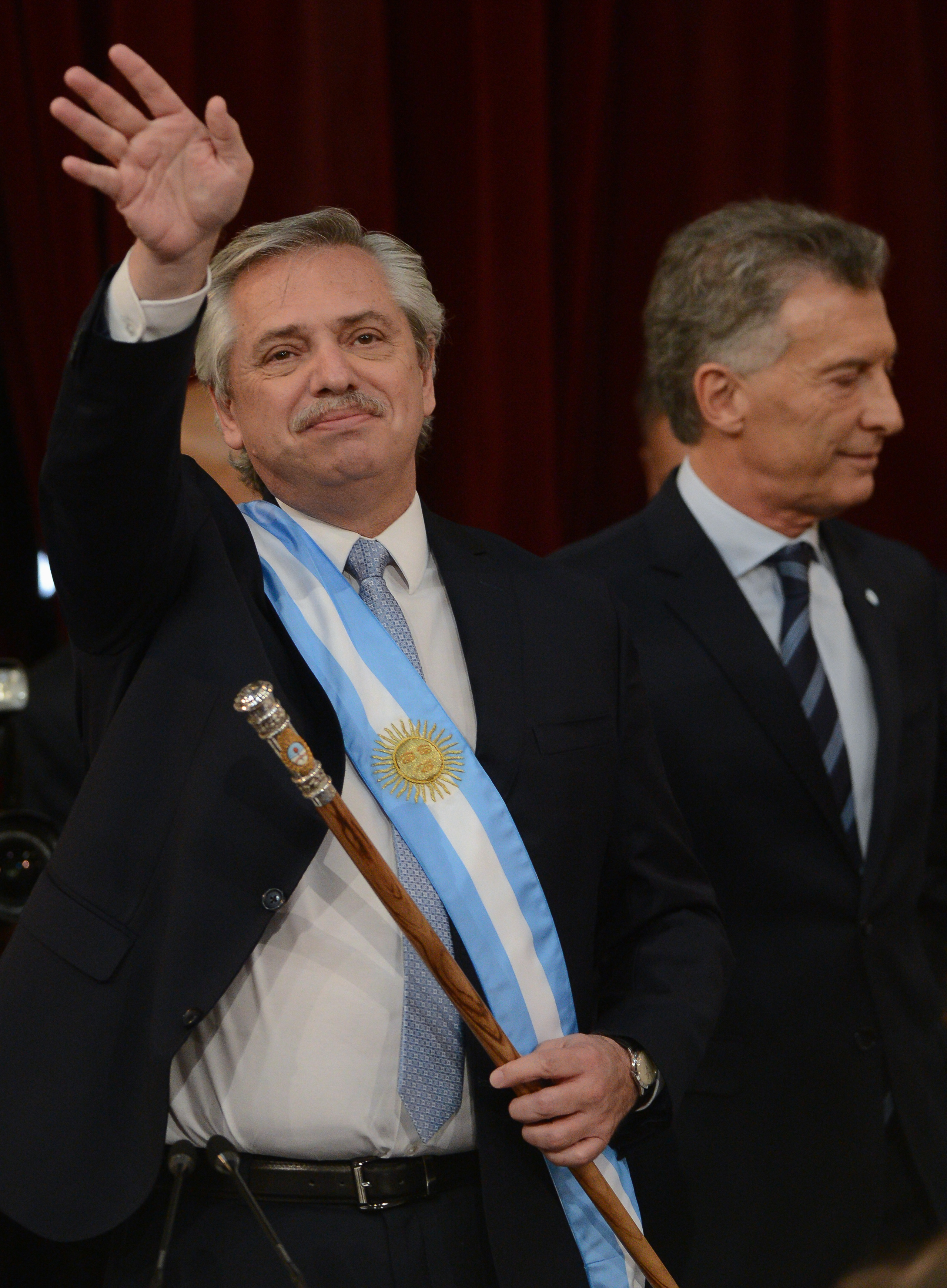 Alberto Fernández saluda con los atributos presidenciales antes de dar su discurso
