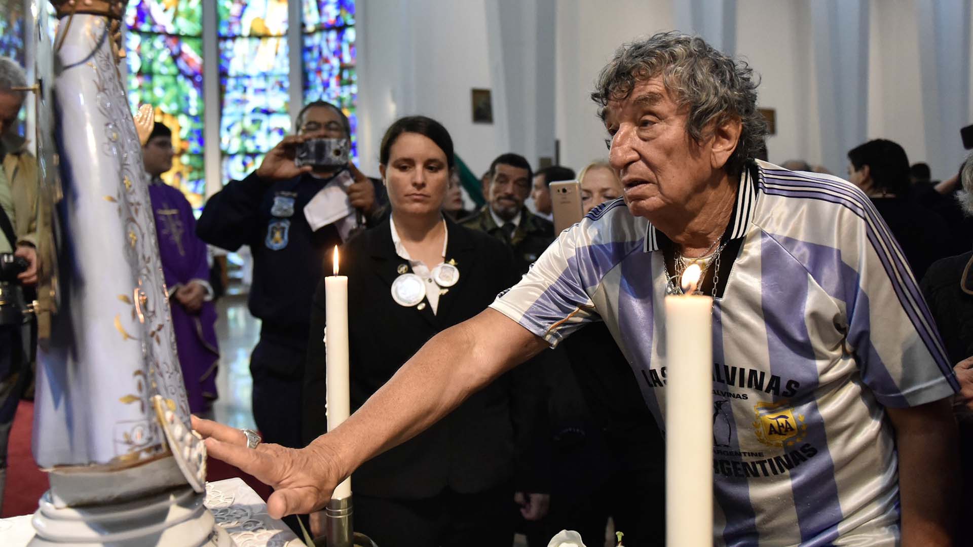Carlos Pascual, más conocido como Tula, el dueño del bombo más famoso del fútbol argentino, también estuvo presente en la misa para conmemorar a los héroes caídos en la Catedral Castrense
