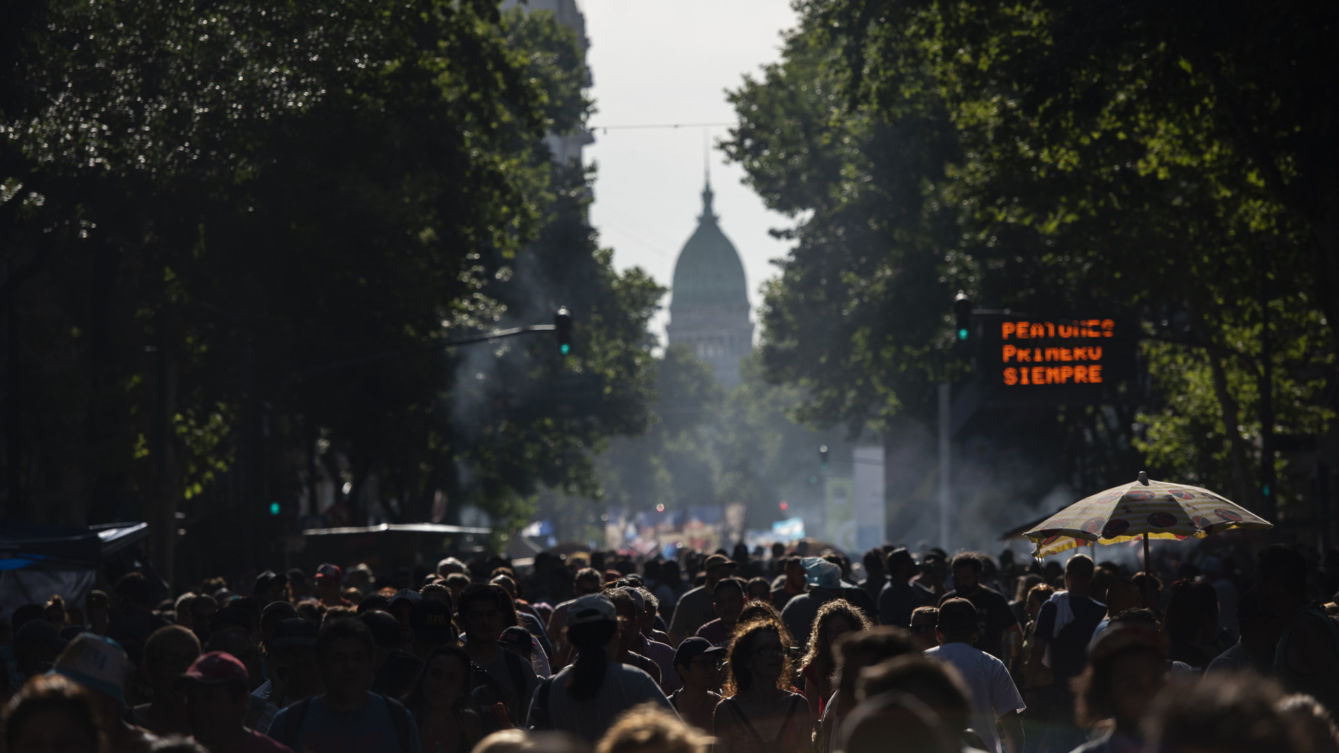 Miles de personas se congregaron en la Plaza de Mayo para ver a los artistas que tocaron y para festejar al asunción de Alberto Fernández