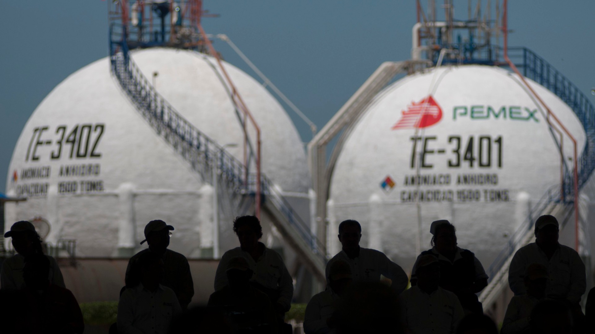 Cada cartocena, los trabajadores sindicalizados de Pemex reciben 8,200 pesos como apoyo para gasolina y gas LP (Foto: Cuartoscuro)