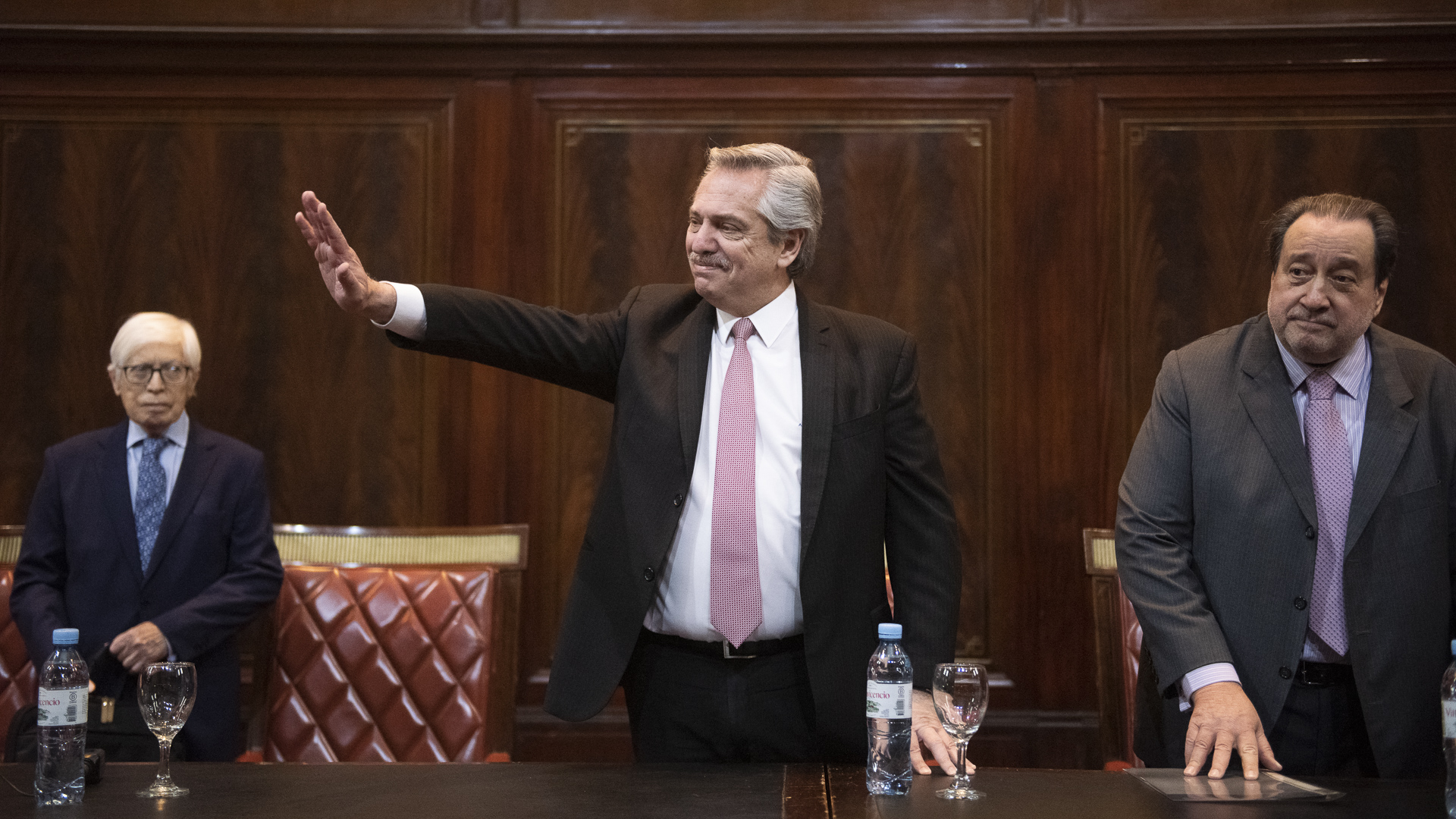 Enrique Bacigalupo, que llegó de España para el homenaje, junto a Fernández y León Arslanian