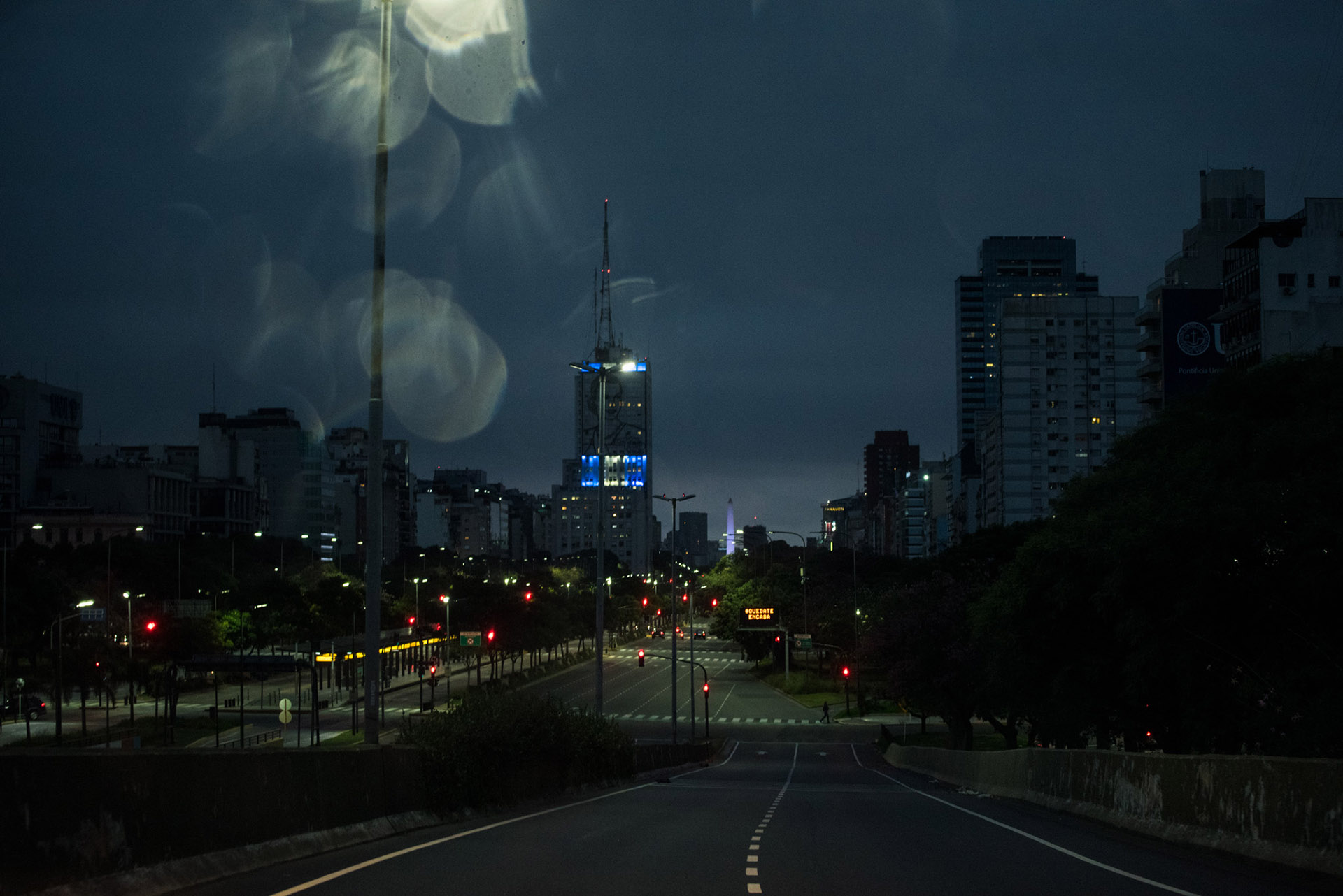 La bajada de la Autopista Arturo Illia hacia el Obelisco