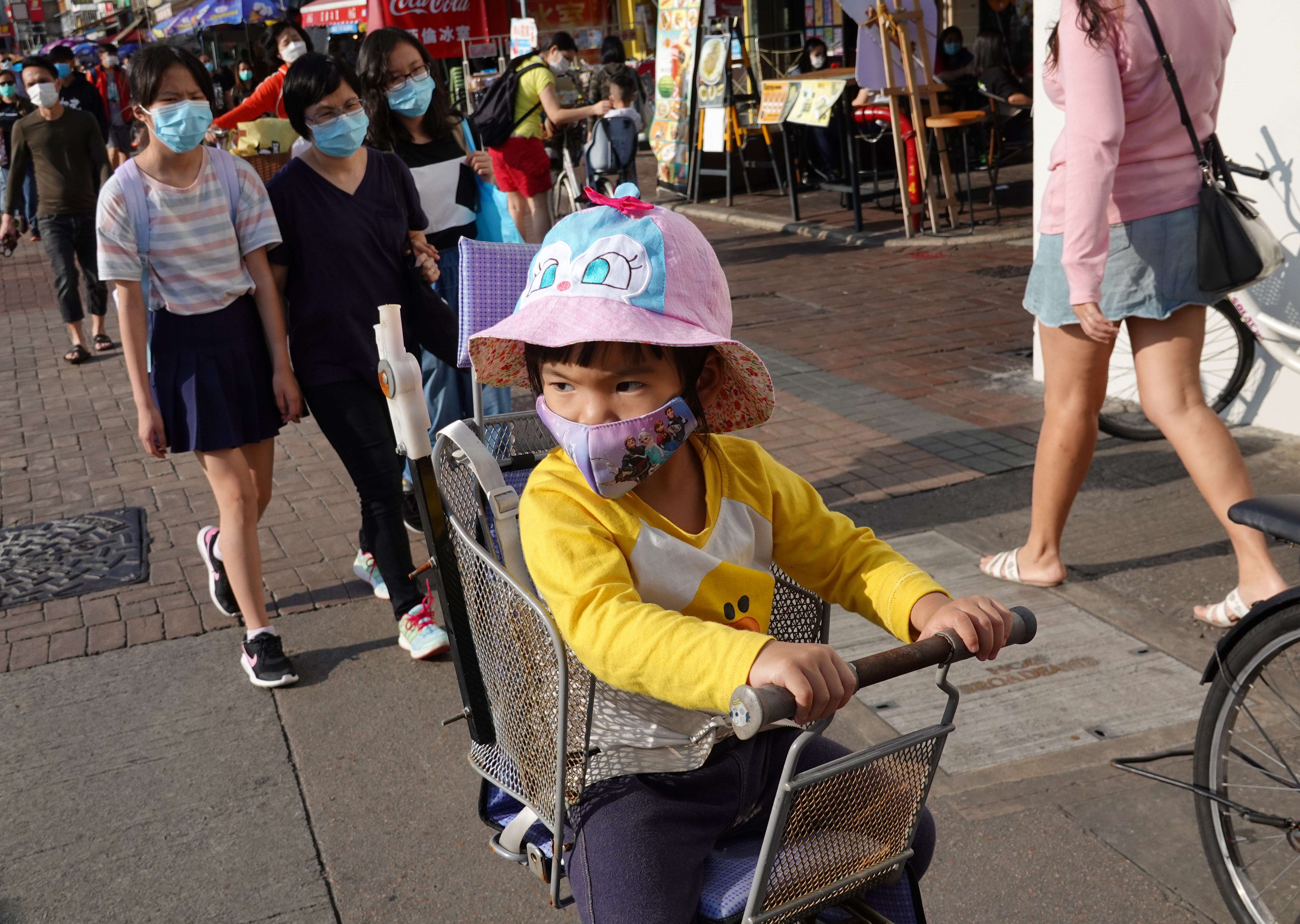 CHINA - La gente salió a la calle en Hong Kong, durante la jornada del 12 de abril, fecha en la que los católicos celebran el Domingo de Pascuas