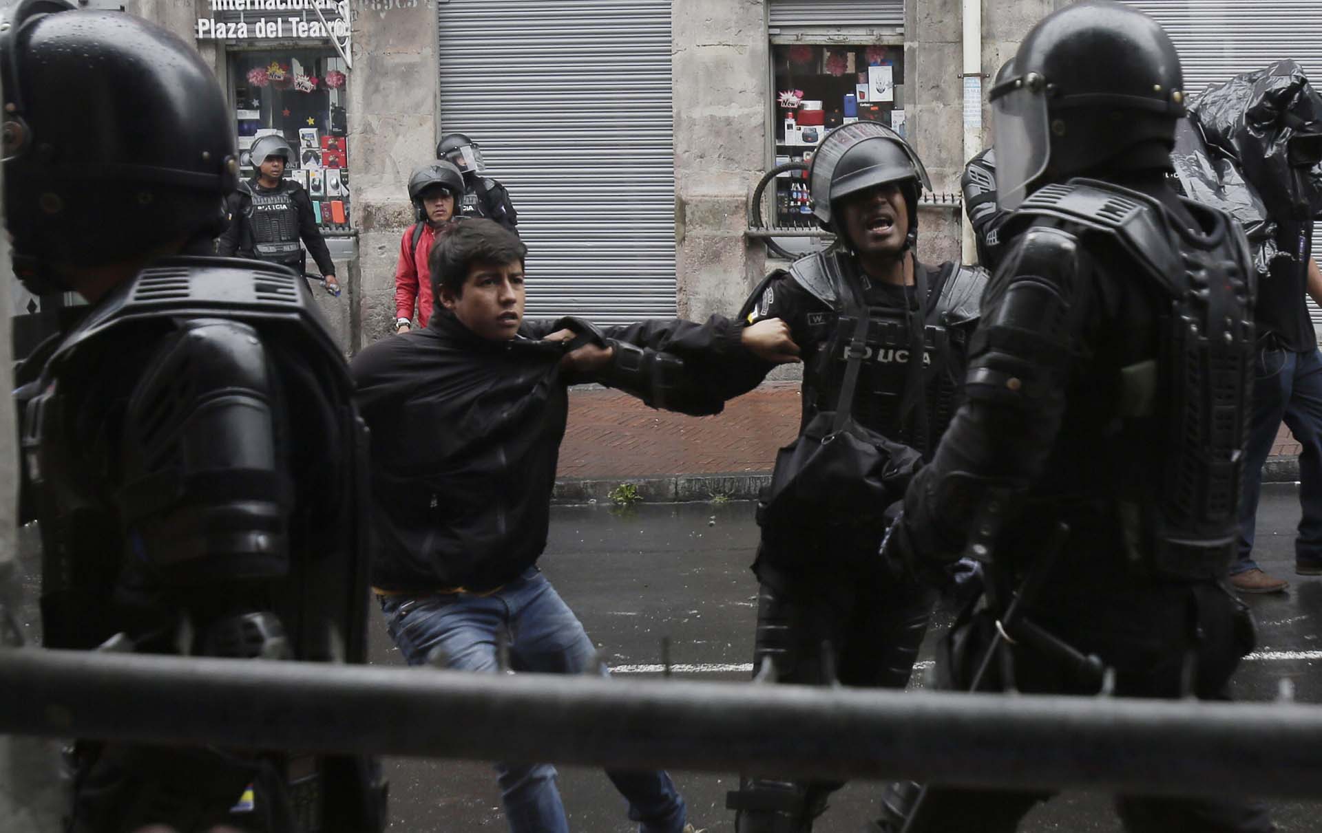 Un joven es detenido en las inmediaciones del Palacio de Gobierno, en Quito (AP Photo/Dolores Ochoa)