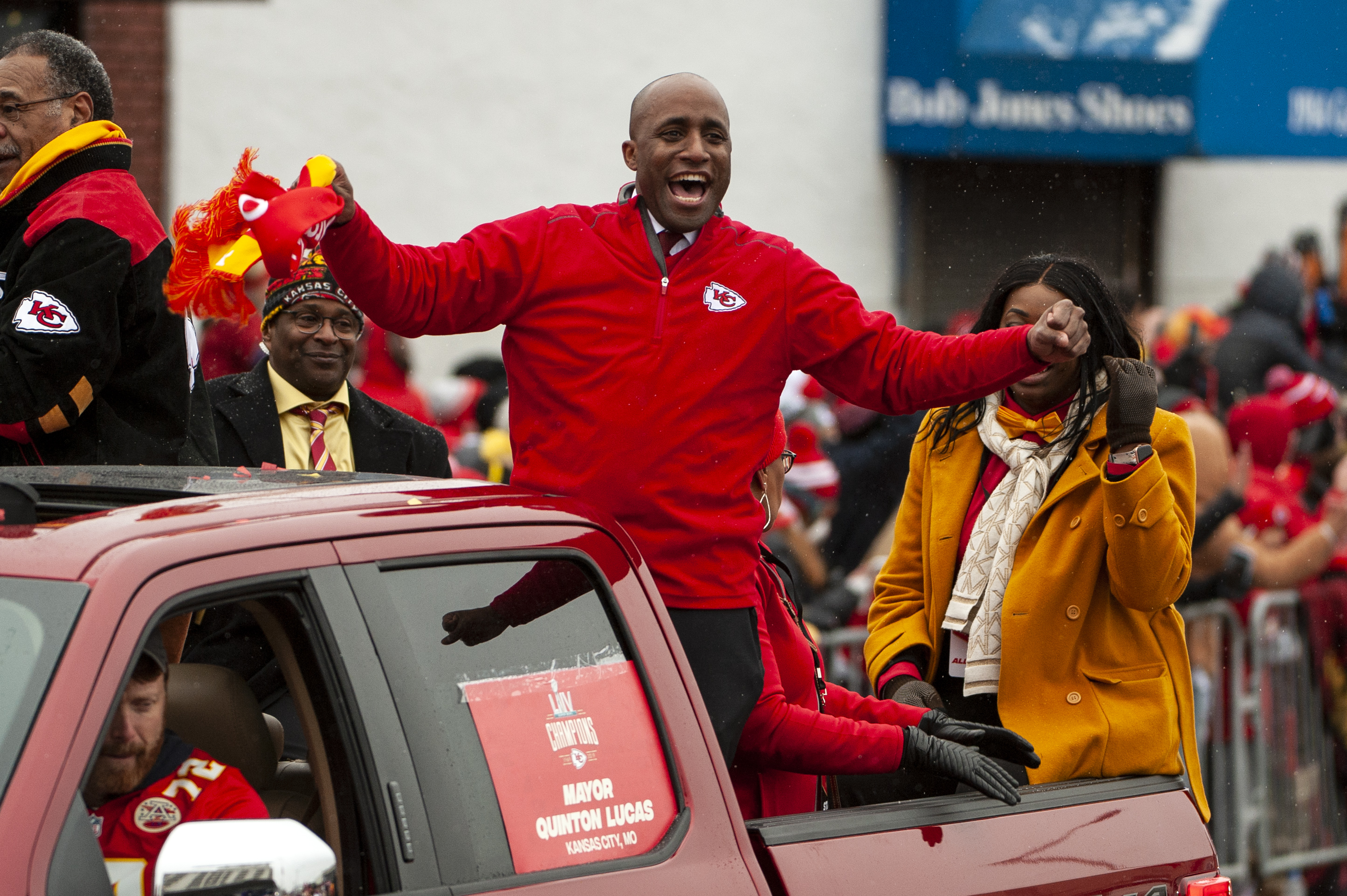 La emocionante victoria del Super Bowl 31-20 de los Kansas City Chiefs sobre los San Francisco 49ers atrajo a más de 102 millones de espectadores totales en varias plataformas Fox, dijo el lunes la compañía de investigación Nielsen