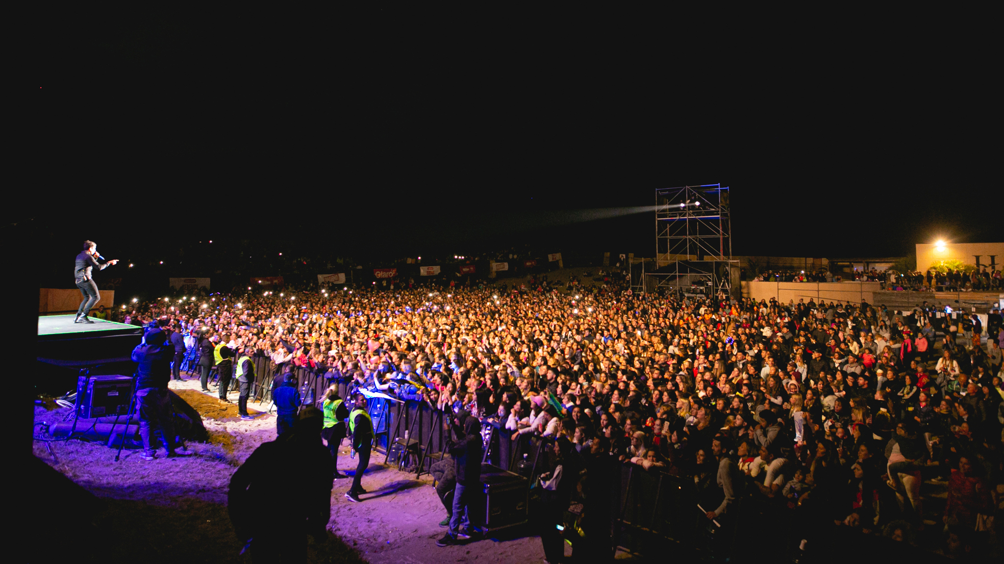 Sebastián Yatra en el Auditorio Playa del balneario Helena Beach de Mar del Plata