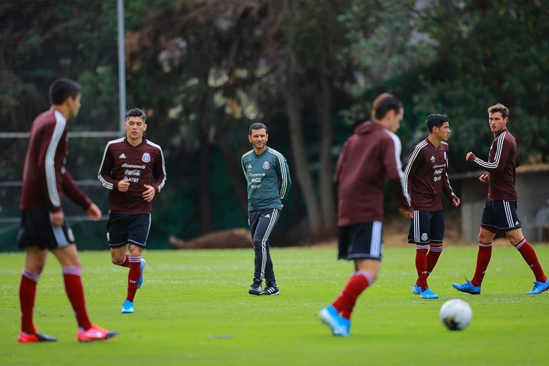 A Jaime Lozano le agrada que los jugadores estén ilusionados con el presente proceso (Foto: Twitter@FiebreDep)