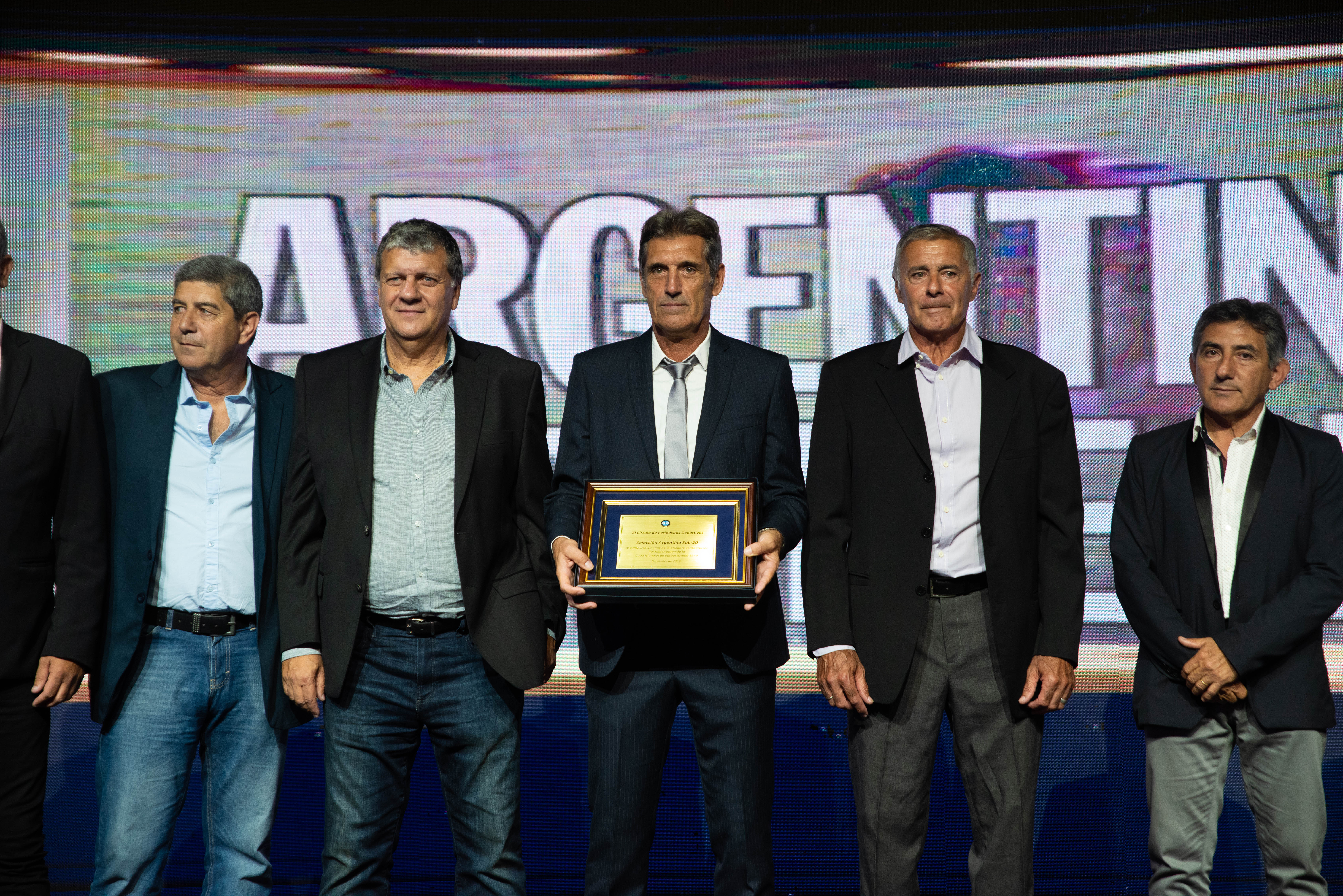 Juan Simón recibió una plaqueta en homenaje a los campeones del Mundial de Fútbol Juvenil de 1979.