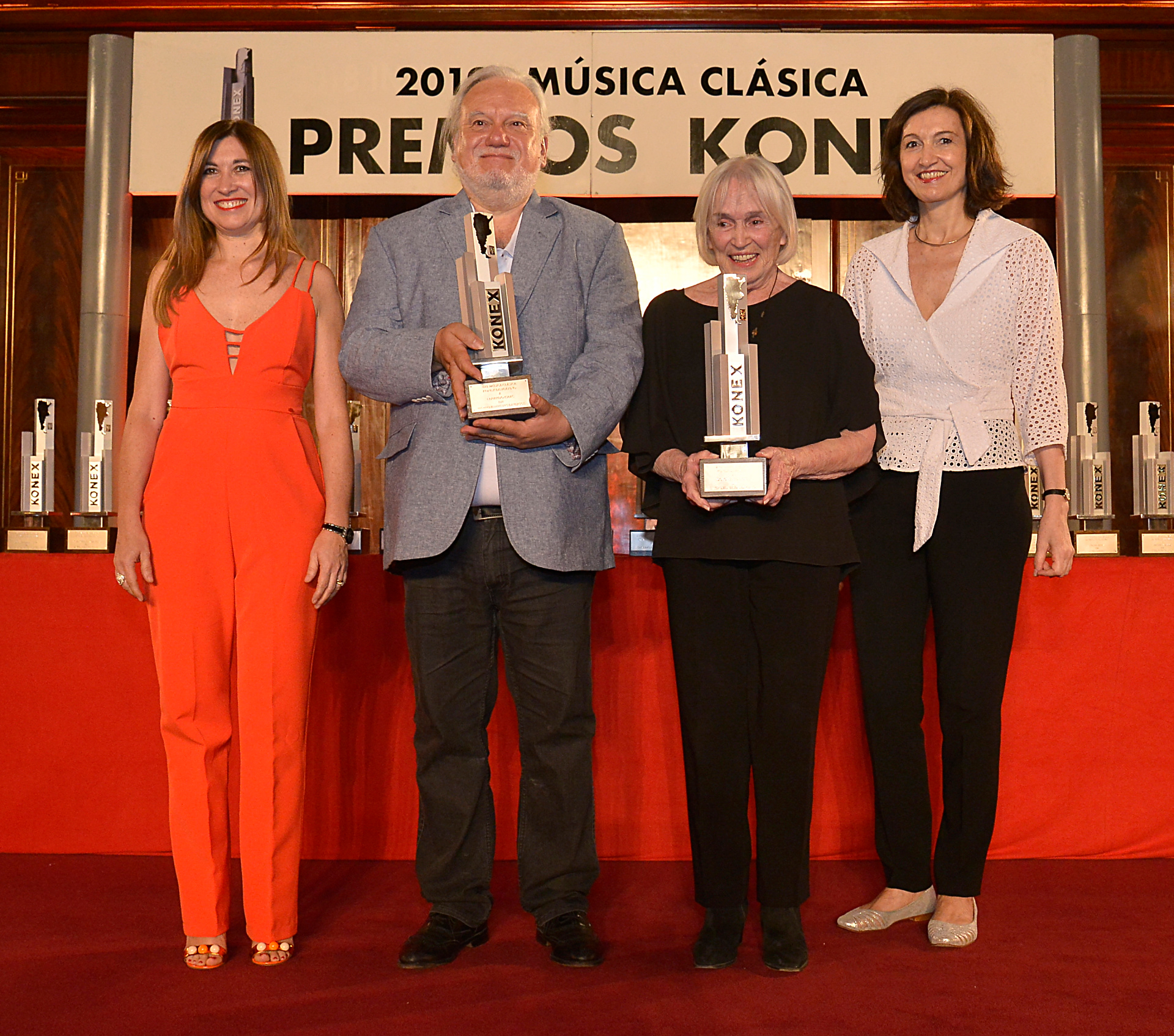 El músico Eduardo Isaac y Dolores Costoyas (en su lugar su madre) fueron reconocidos en la disciplina instrumentistas diversos