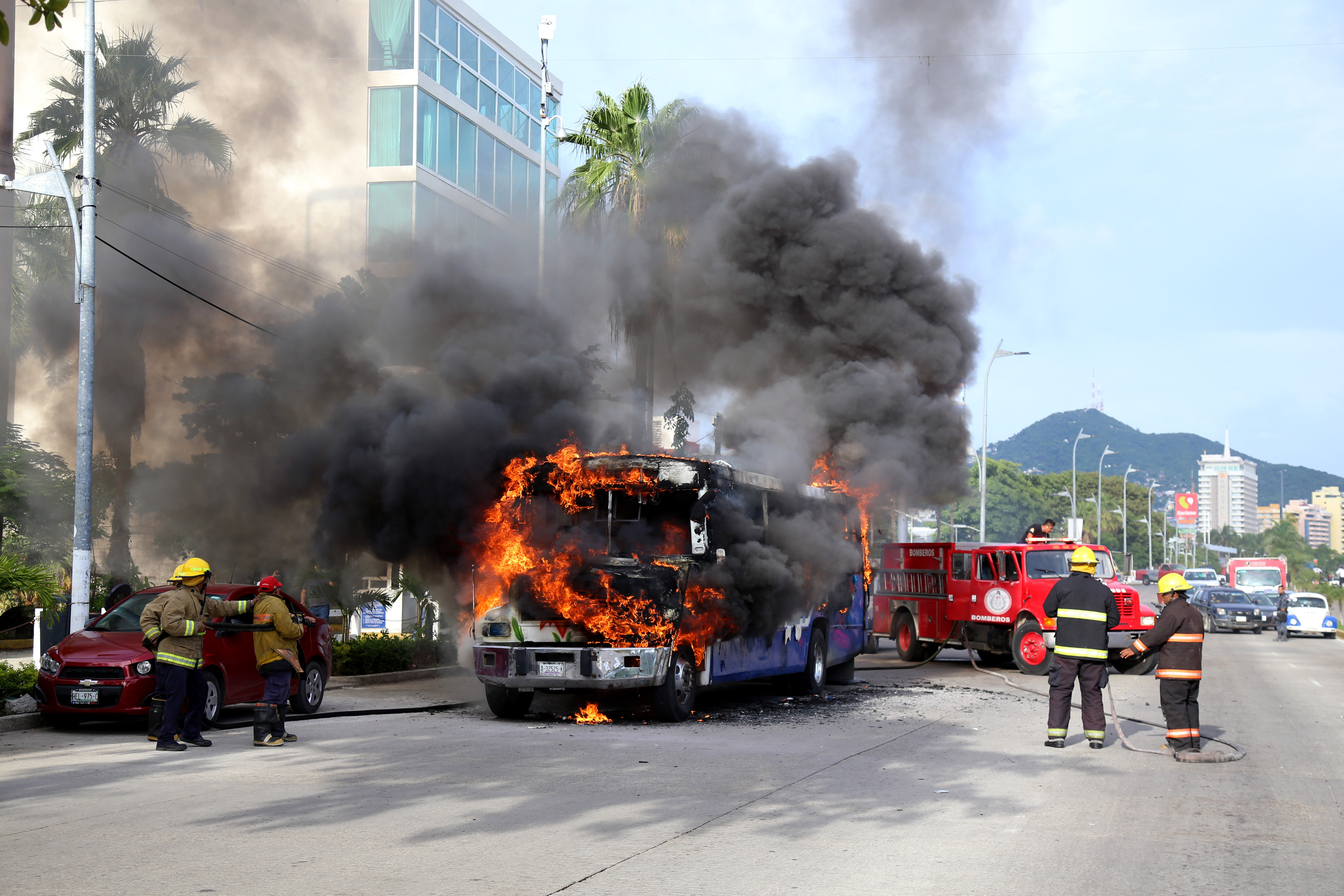 El pasado 9 de octubre sujetos armados incendiaron un camión urbano de pasajeros en plena avenida Costera Miguel Alemán
(Foto: CARLOS ALBERTO CARBAJAL /CUARTOSCURO)