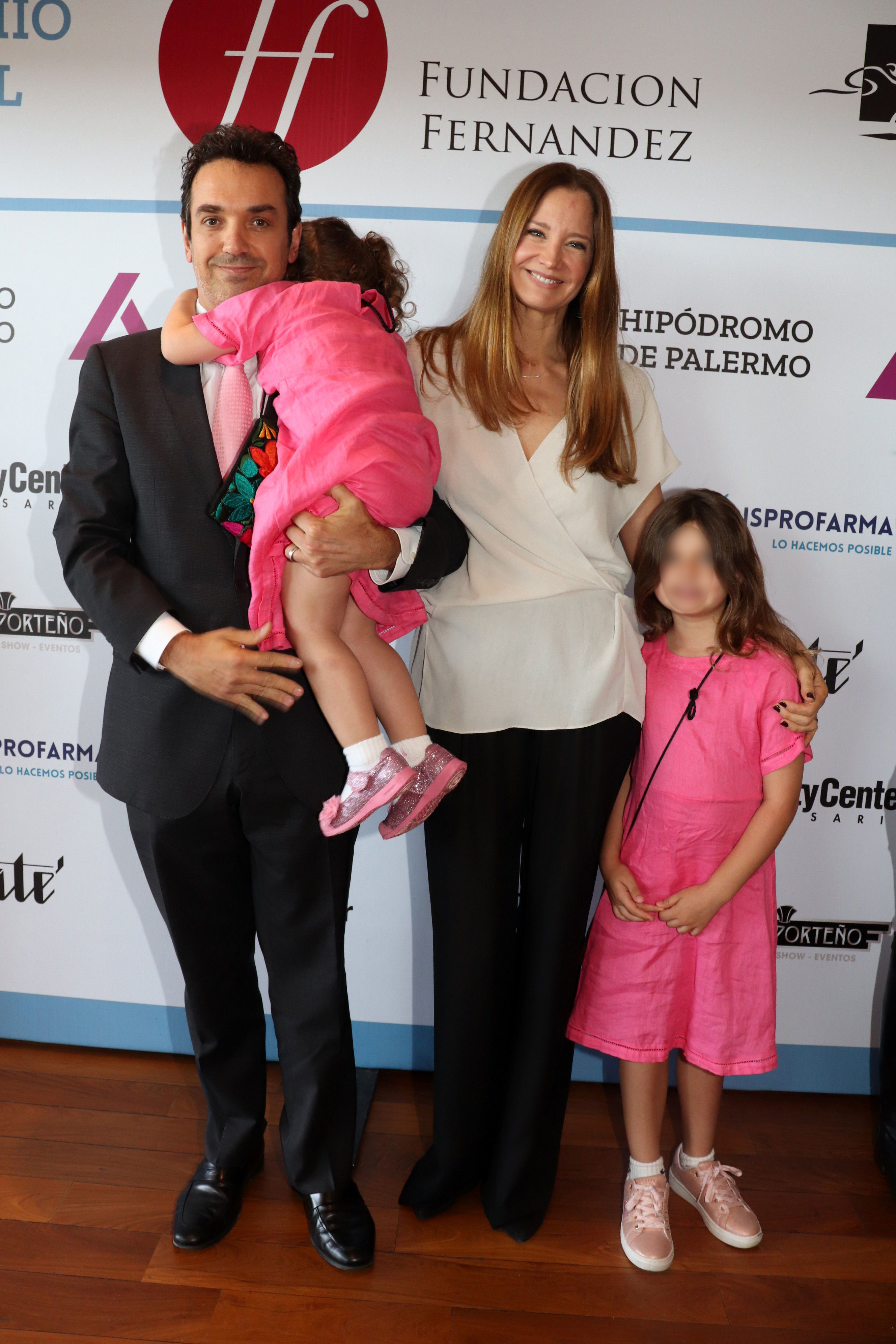 Sebastián Bagó y Roxana Zarecki con sus hijas.