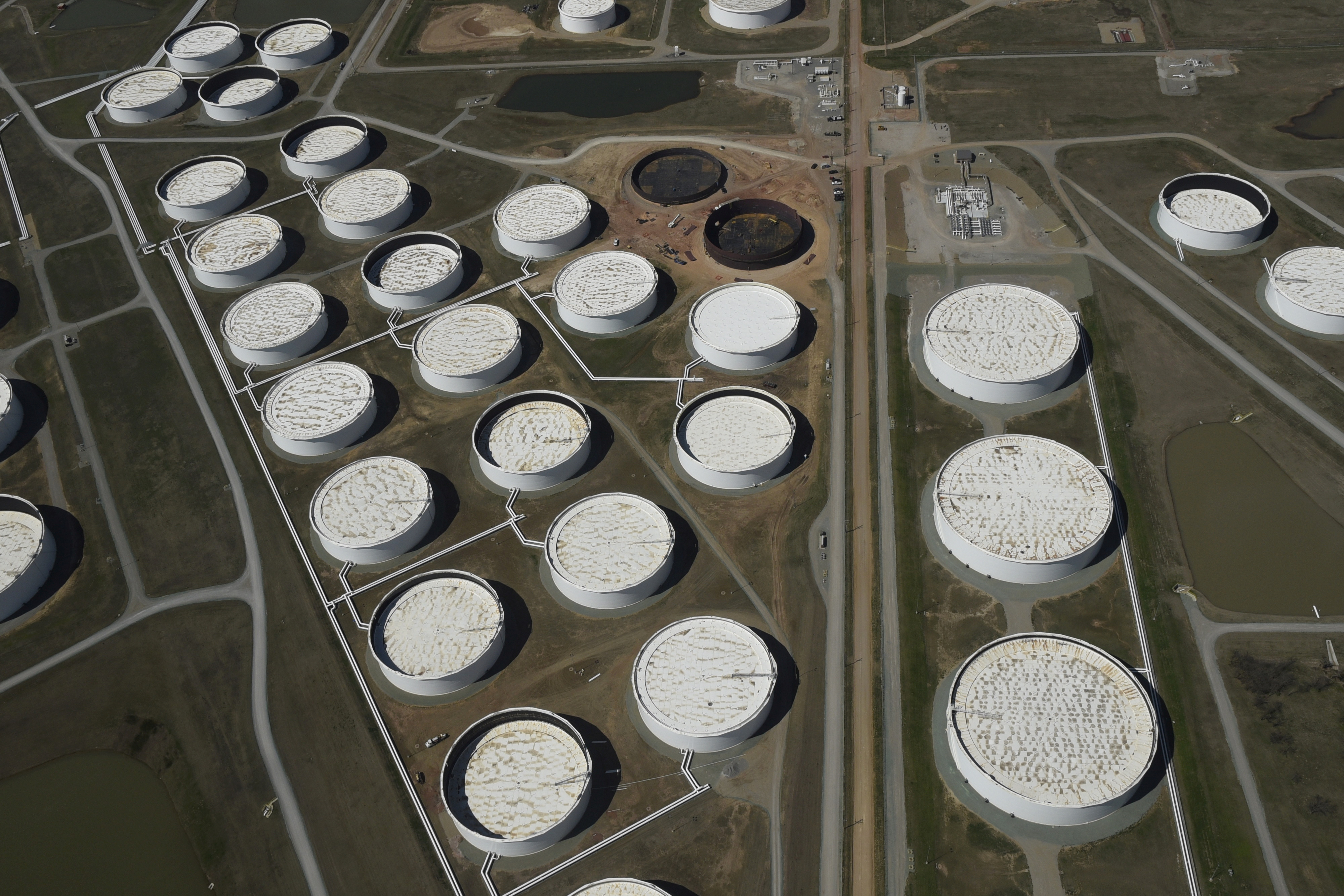 Vista aérea de un parque de tanques de almacenamiento petrolero en Oklahoma