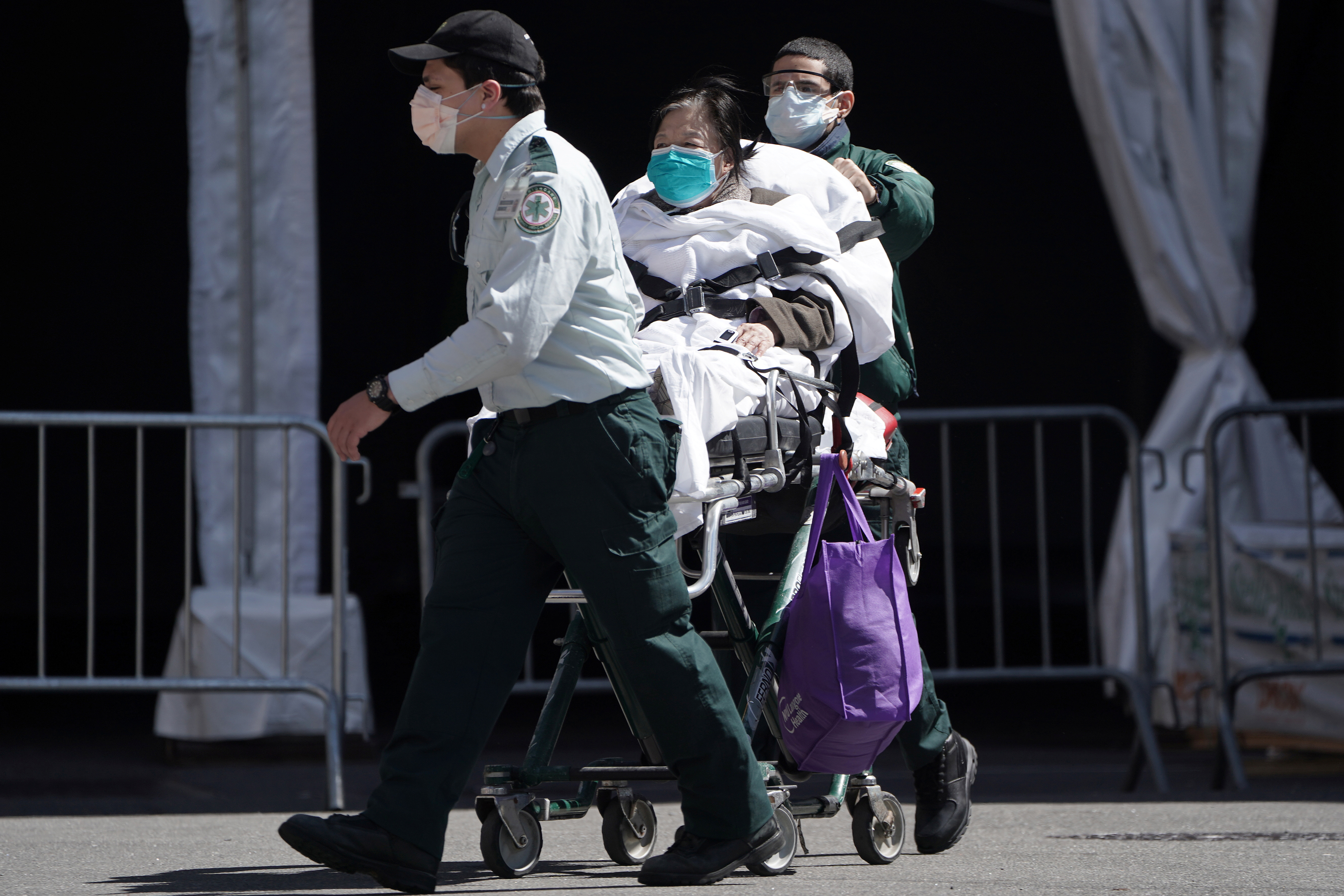 Una persona es llevada en silla de ruedas a una ambulancia fuera de un hospital durante el brote de coronavirus en Nueva York, EE.UU., 2 de abril de 2020. (REUTERS/Carlo Allegri)