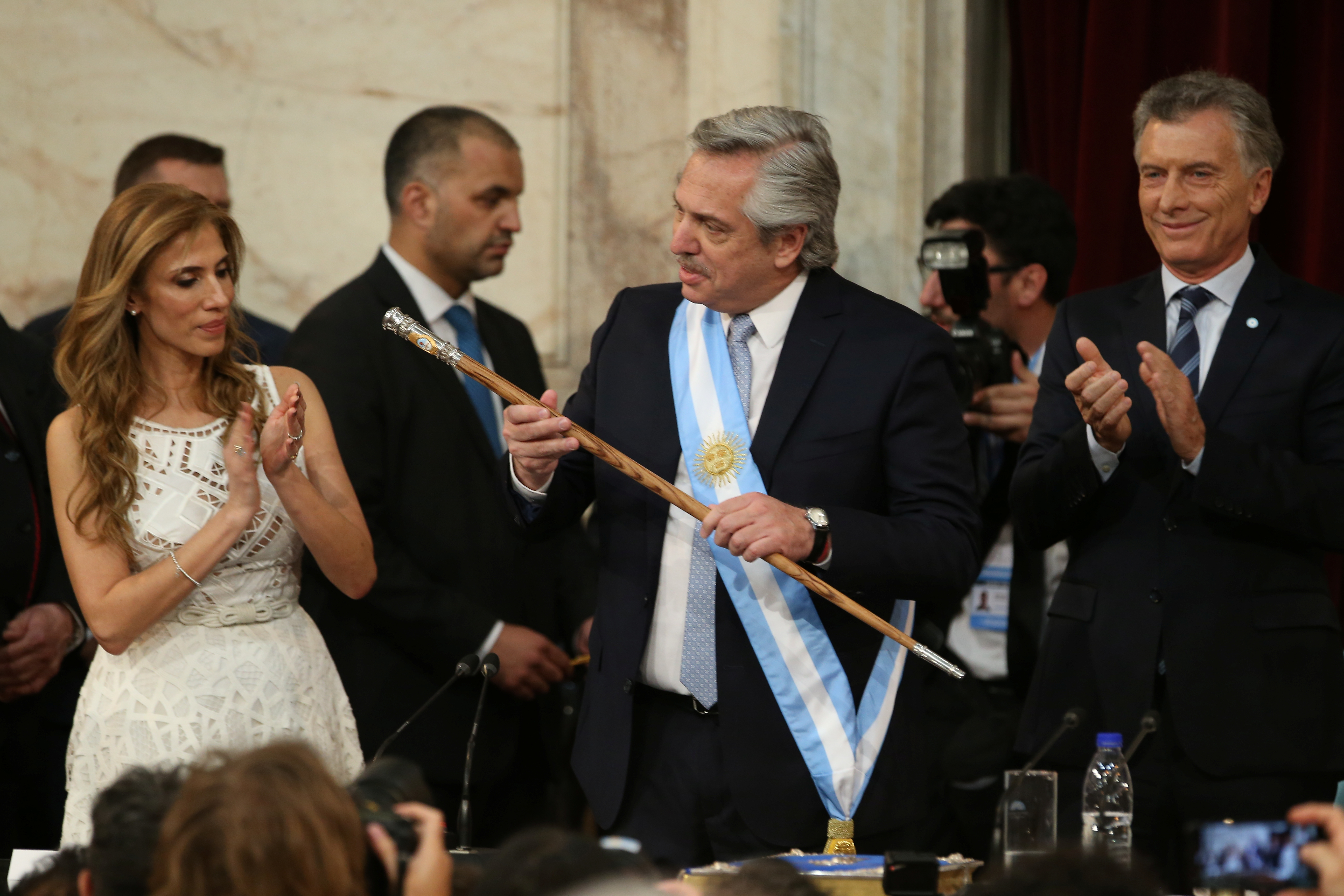 El presidente saliente aplaude al mandatario electo tras su jura ante la Asamblea Legislativa