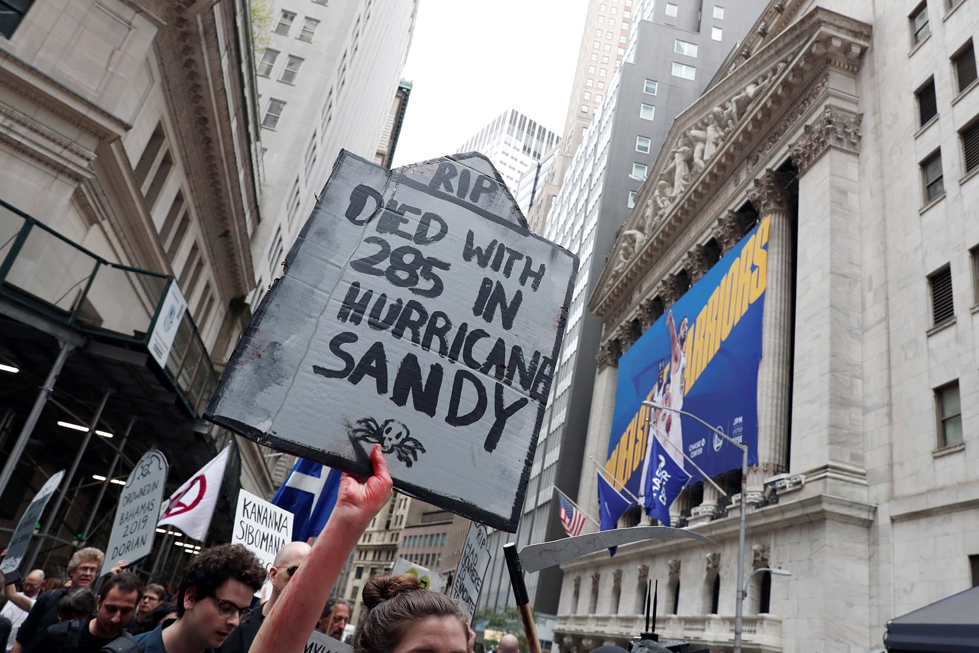 Activistas del cambio climático participan en protestas frente a la Bolsa de Nueva York en Wall Street durante las protestas de la rebelión de extinción en la ciudad de Nueva York, Nueva York, EE. UU., 7 de octubre de 2019. REUTERS / Shannon Stapleton