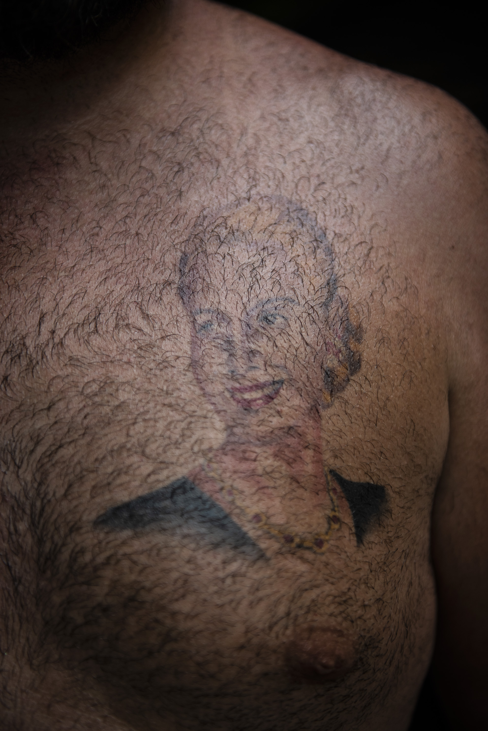 Un militante muestra con orgullo la cara de Eva Perón que lleva tatuada en el pecho