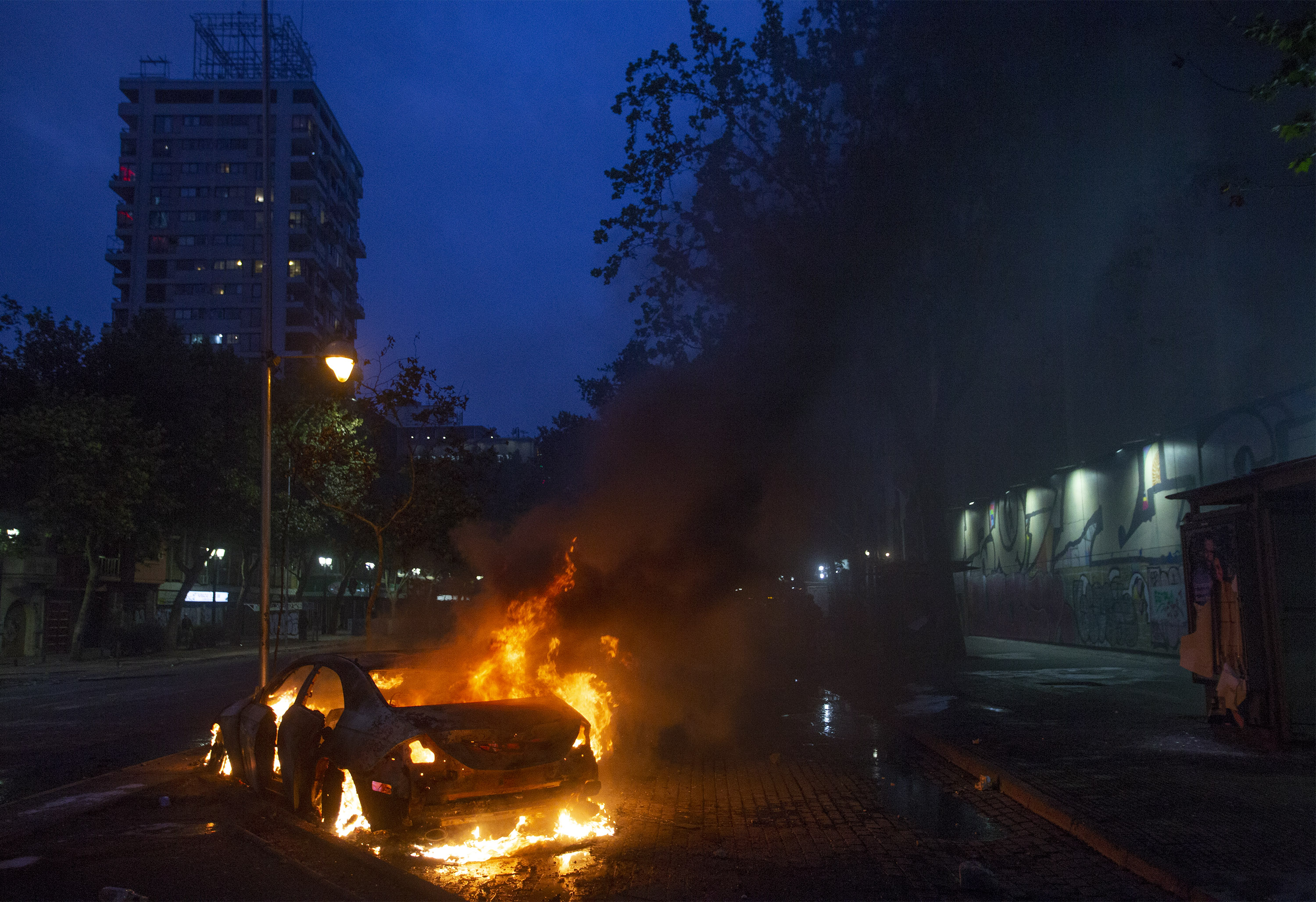 Ante la persistencia e intensificación de los disturbios, el general de división Javier Iturriaga decretó el toque de queda en la capital chilena a partir de las 22:00 hasta las 07:00 hora local.