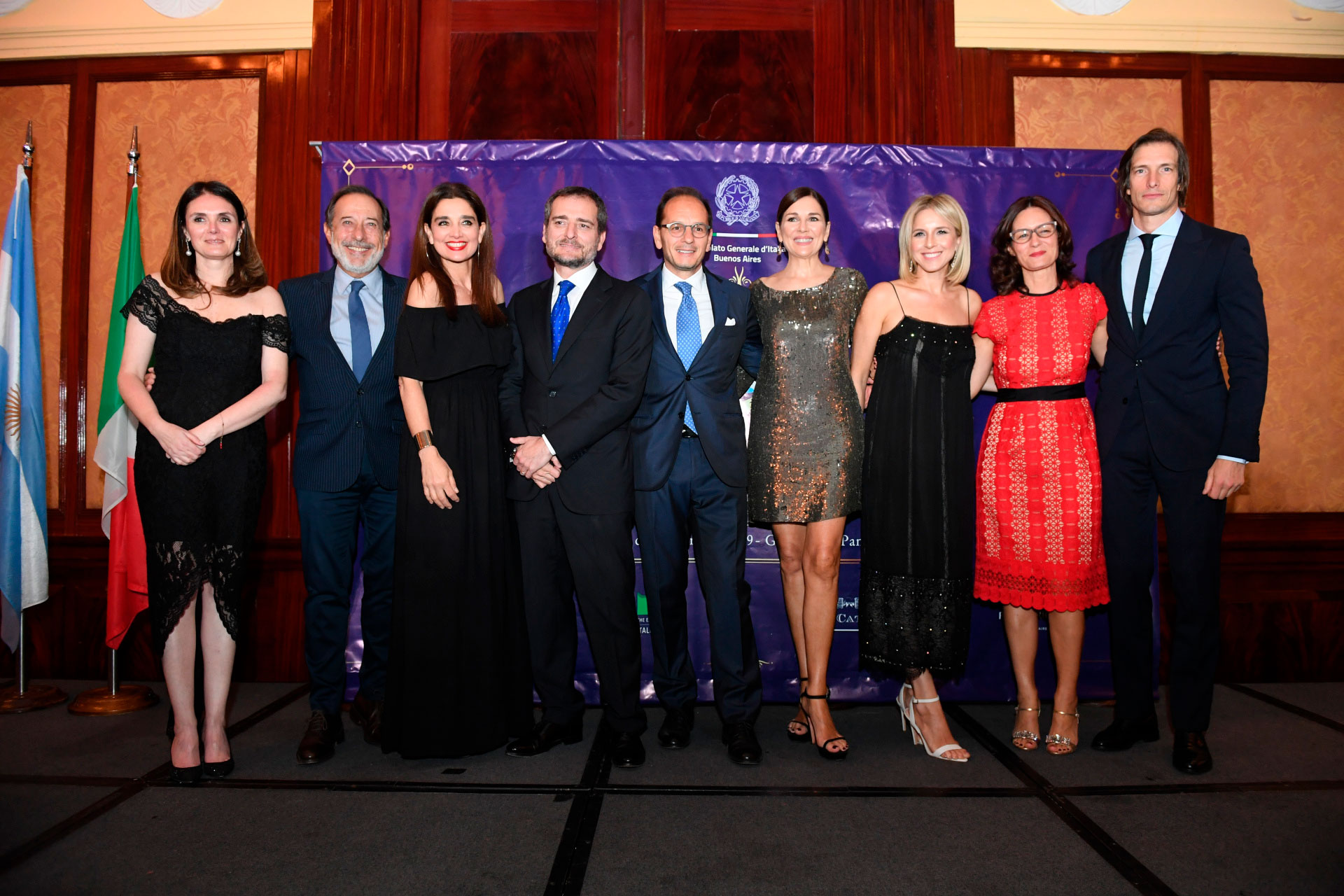 El cónsul Riccardo Smimmo y su mujer Marina junto a Guillermo Francella, Verónica Varano, el embajador Giuseppe Manzo y su mujer Alma, Andrea Frigerio, Carla Peterson e Iván de Pineda