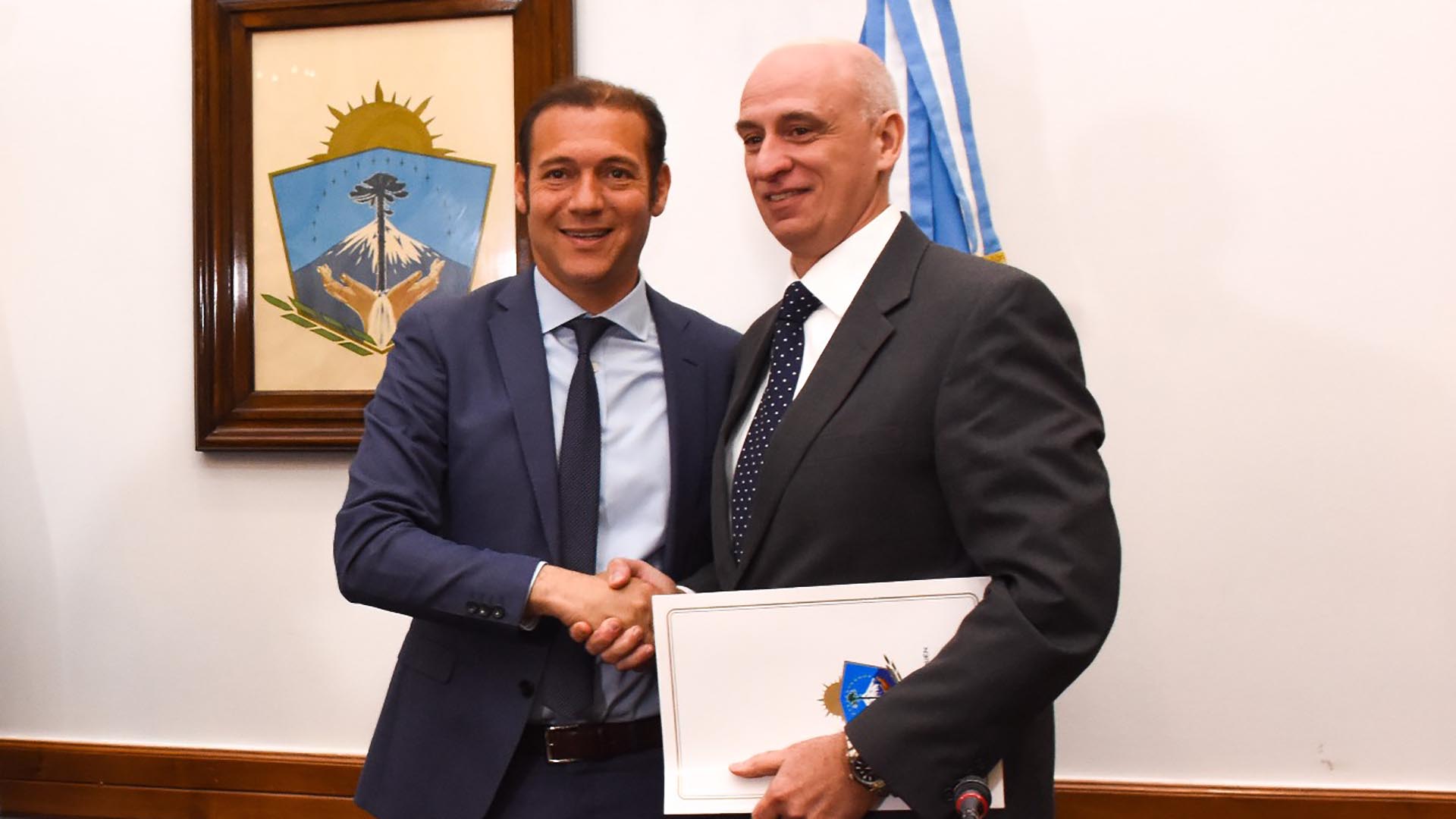 Daniel de Nigris, de Exxon Mobile, y el gobernador de Neuquén Omar Gutiérrez