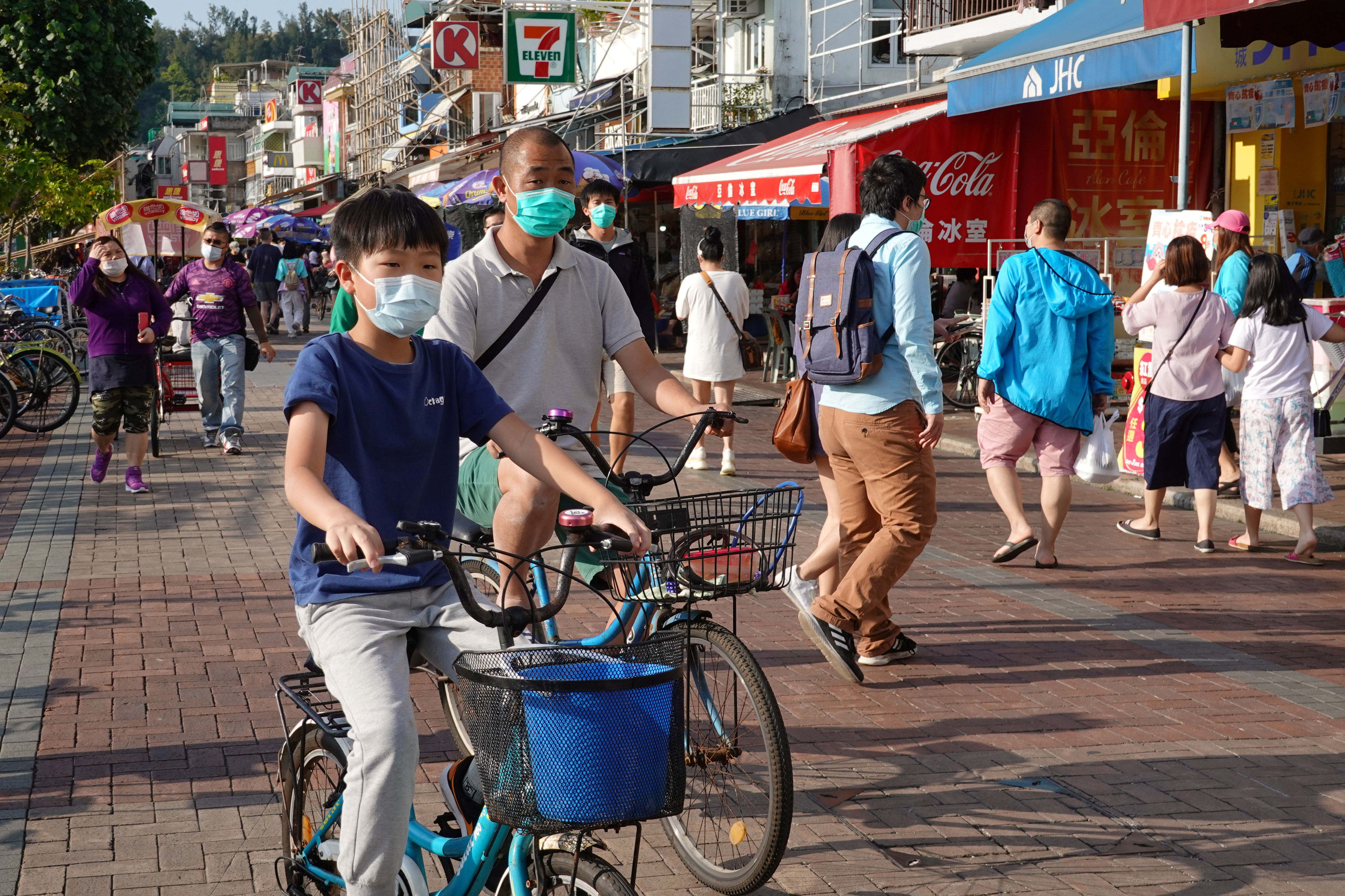 Todos -o la gran mayoría- con barbijos, las calles comenzaron a tener su ritmo habitual. La enfermedad COVID-19 nació en Wuhan, China, en diciembre de 2019