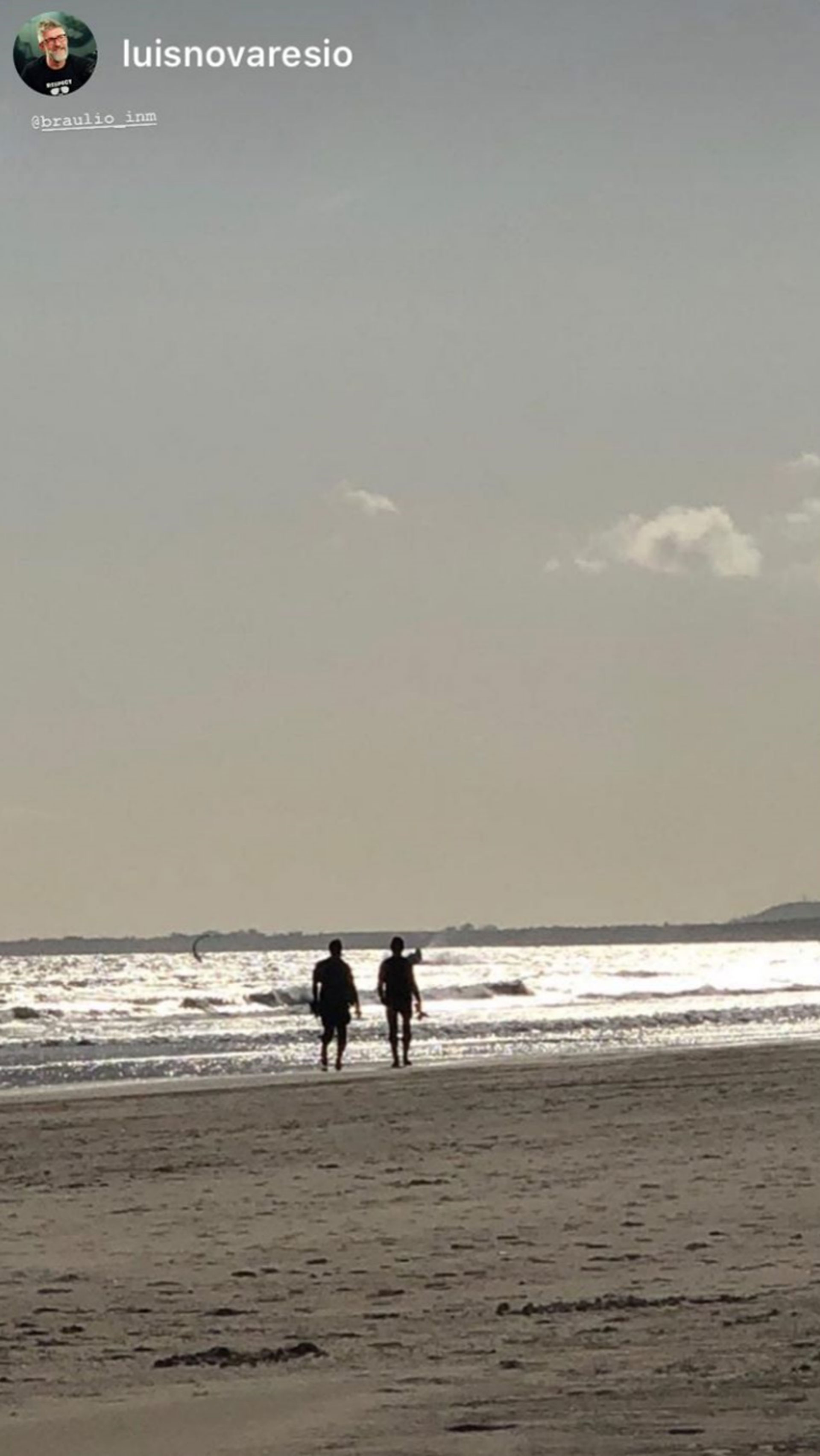 El periodista y su pareja, caminando por la playa (Instagram)