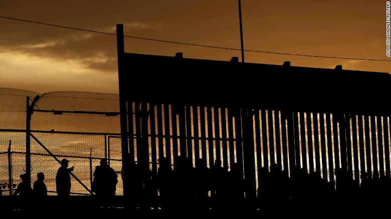 Migrantes formados mientras escuchan a las autoridades fronterizas en EEUU (Foto: REUTERS/Jose Luis Gonzalez)