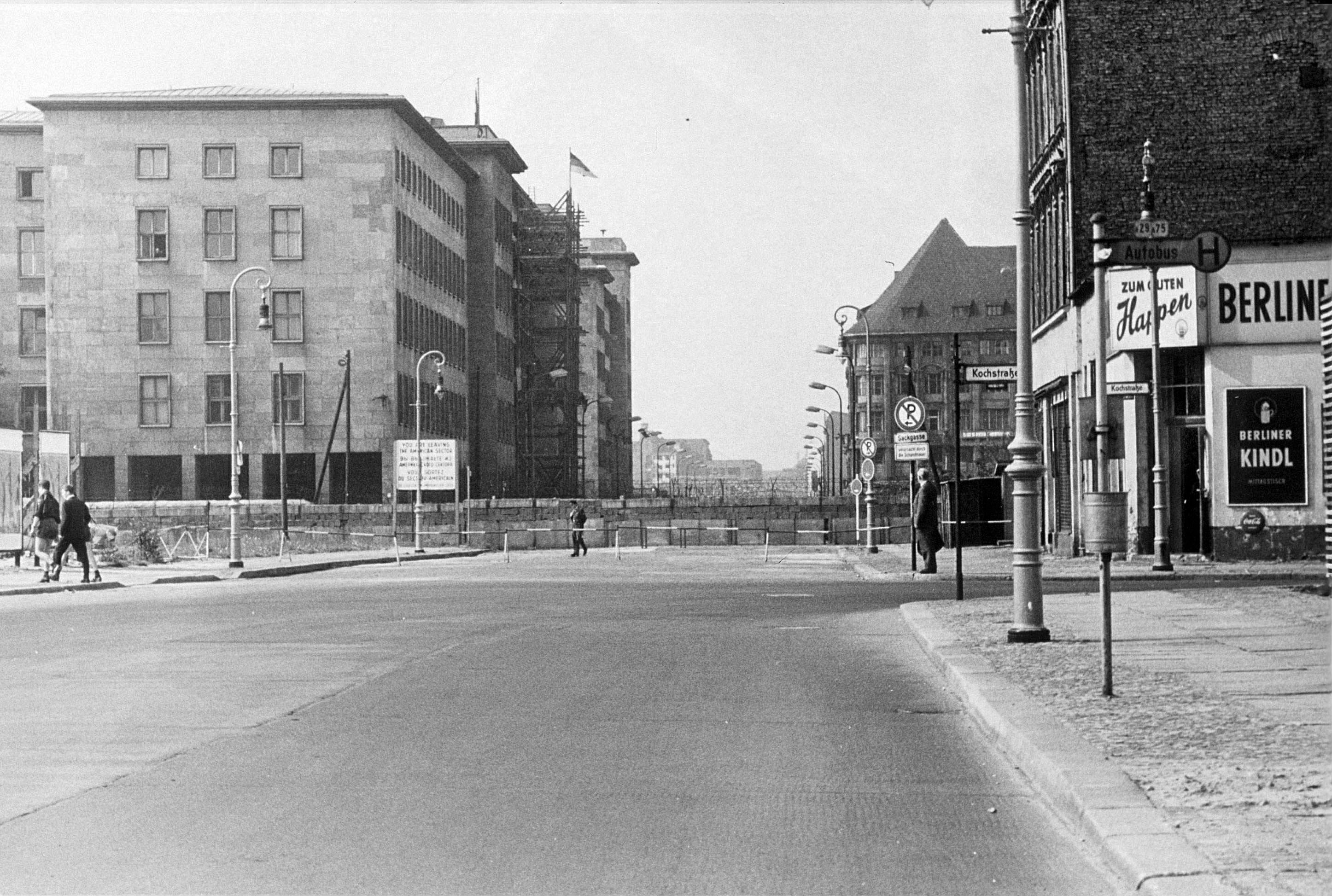 Otra vista del naciente Muro de Berlín
