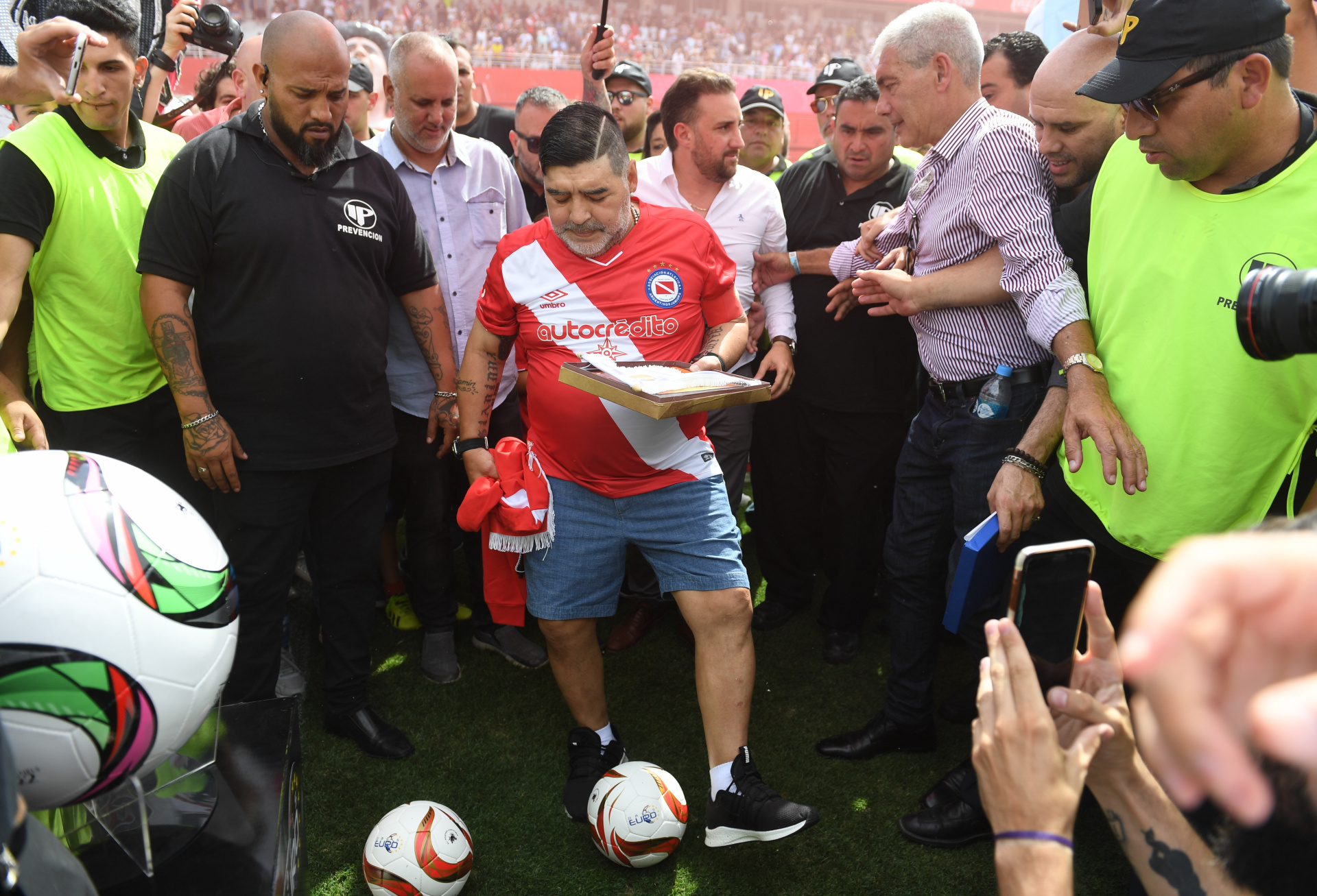 Maradona no jugó, pero fue el más ovacionado de la tarde (Maximiliano Luna)