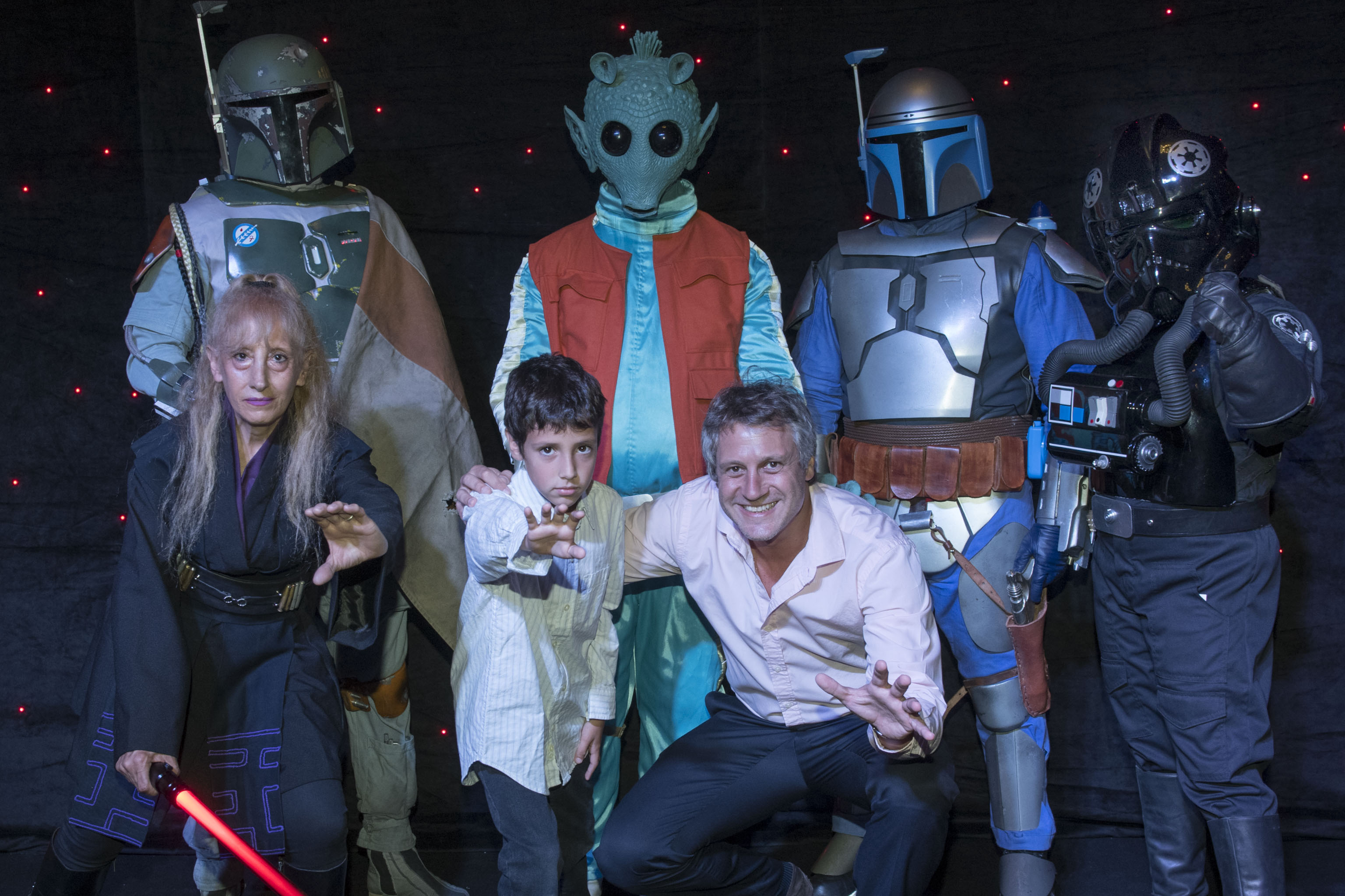 Felipe Miguel, jefe de Gabinete porteño, junto a su hijo y los personajes de Star Wars