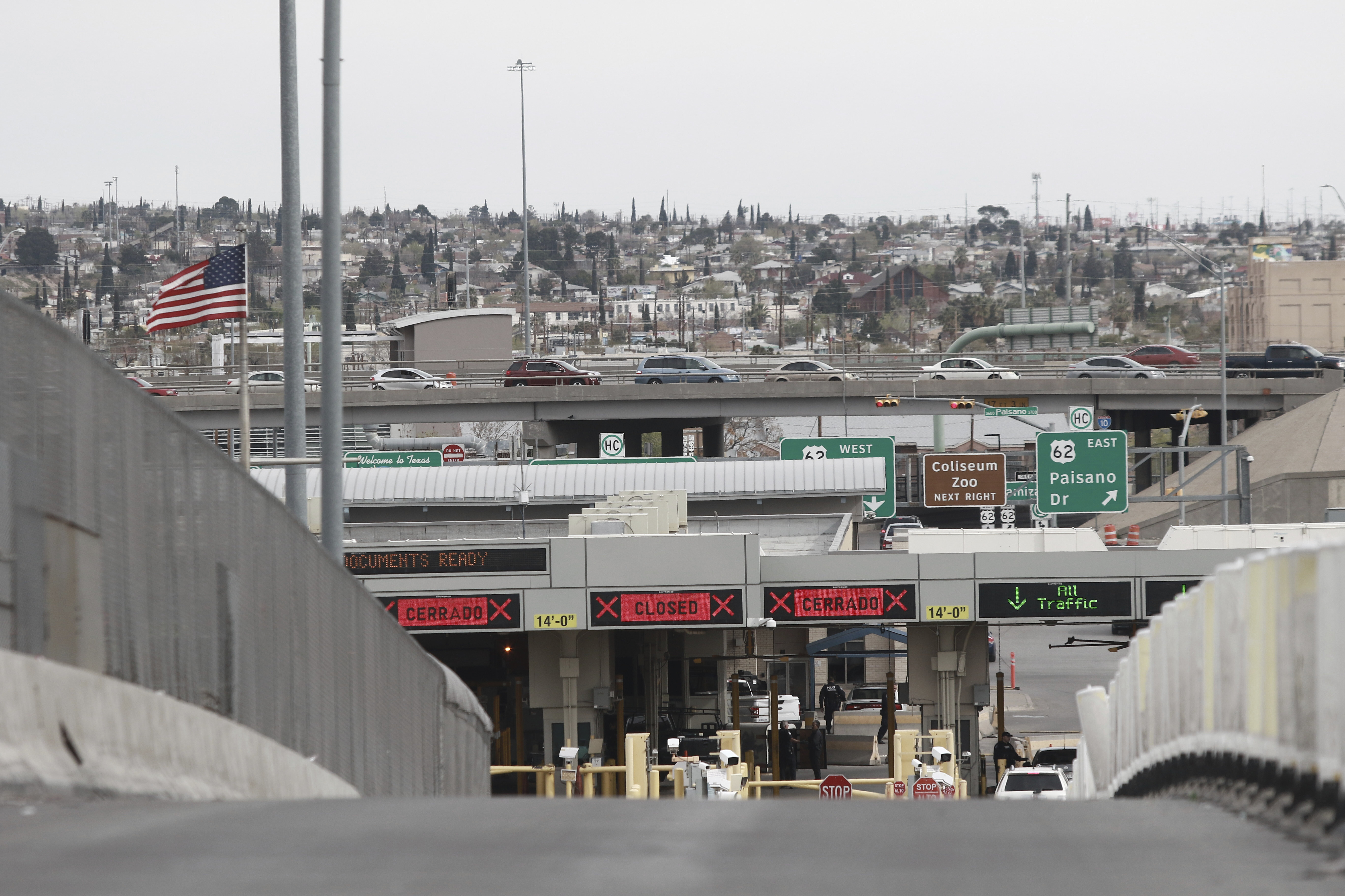 Las señales digitales dicen cerrado en un punto de control de un puente internacional en la frontera entre Estados Unidos y México que une Ciudad Juárez y El Paso, el sábado 21 de marzo de 2020.