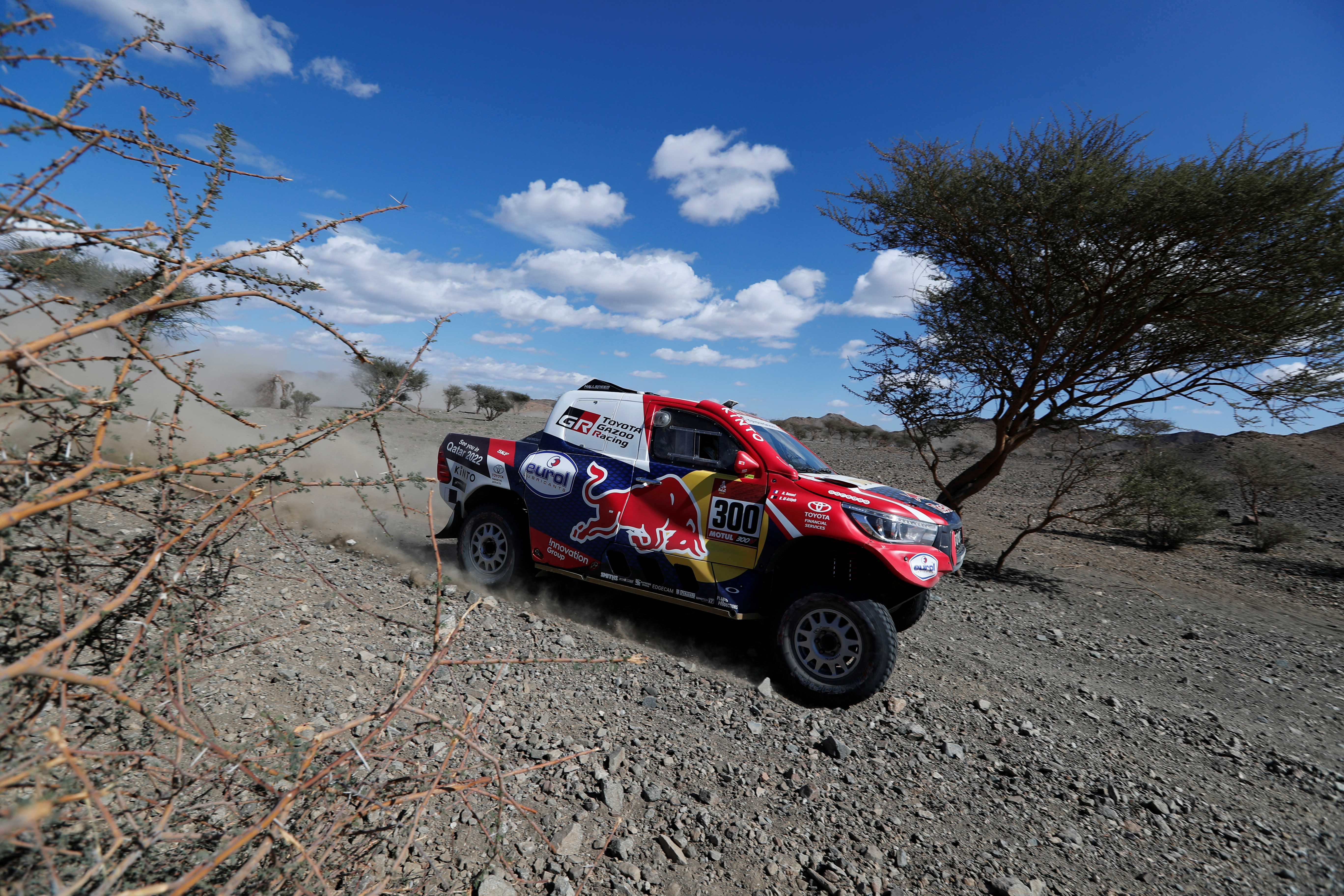 El vigente vencedor, el qatarí Nasser Al-Attiyah (Toyota), fue cuarto a 5:33, después de tener que superar varios problemas mecánicos, como tres pinchazos que le hicieron perder tiempo en la parte final de la etapa