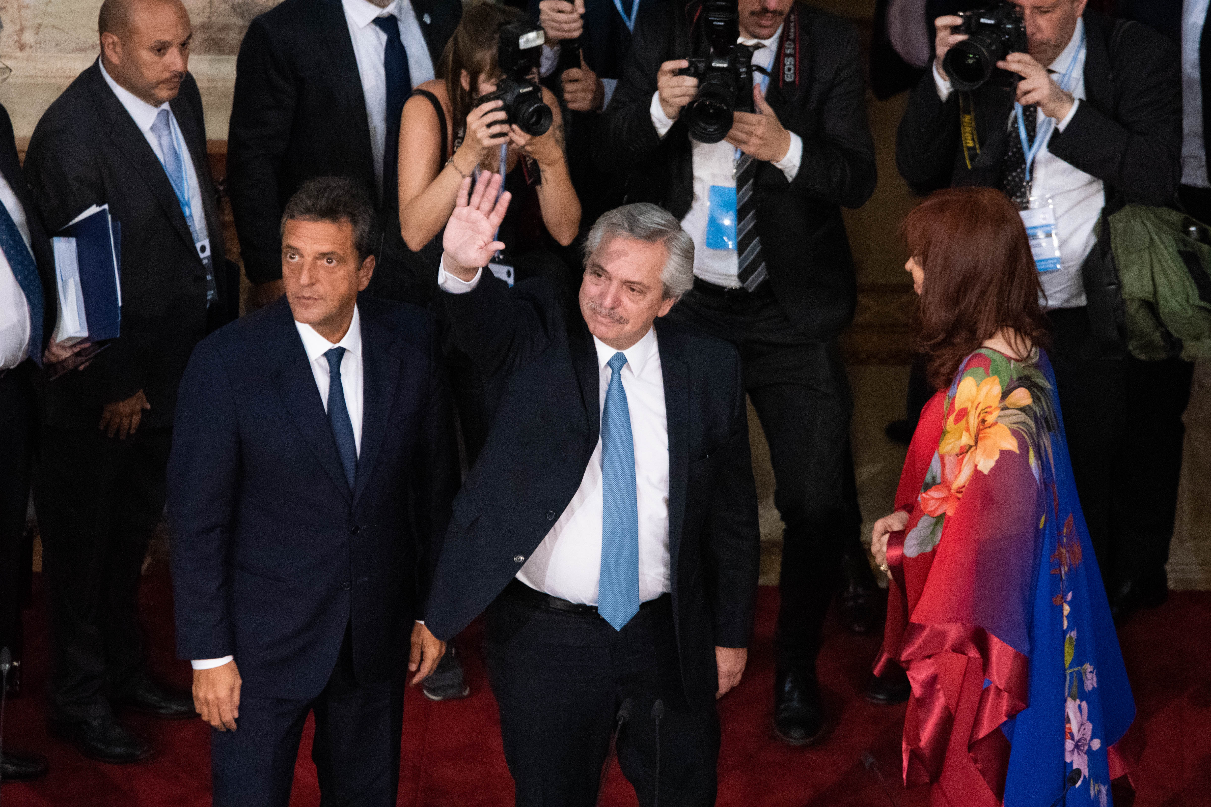El presidente Alberto Fernández saluda a los presentes en su ingreso al recinto