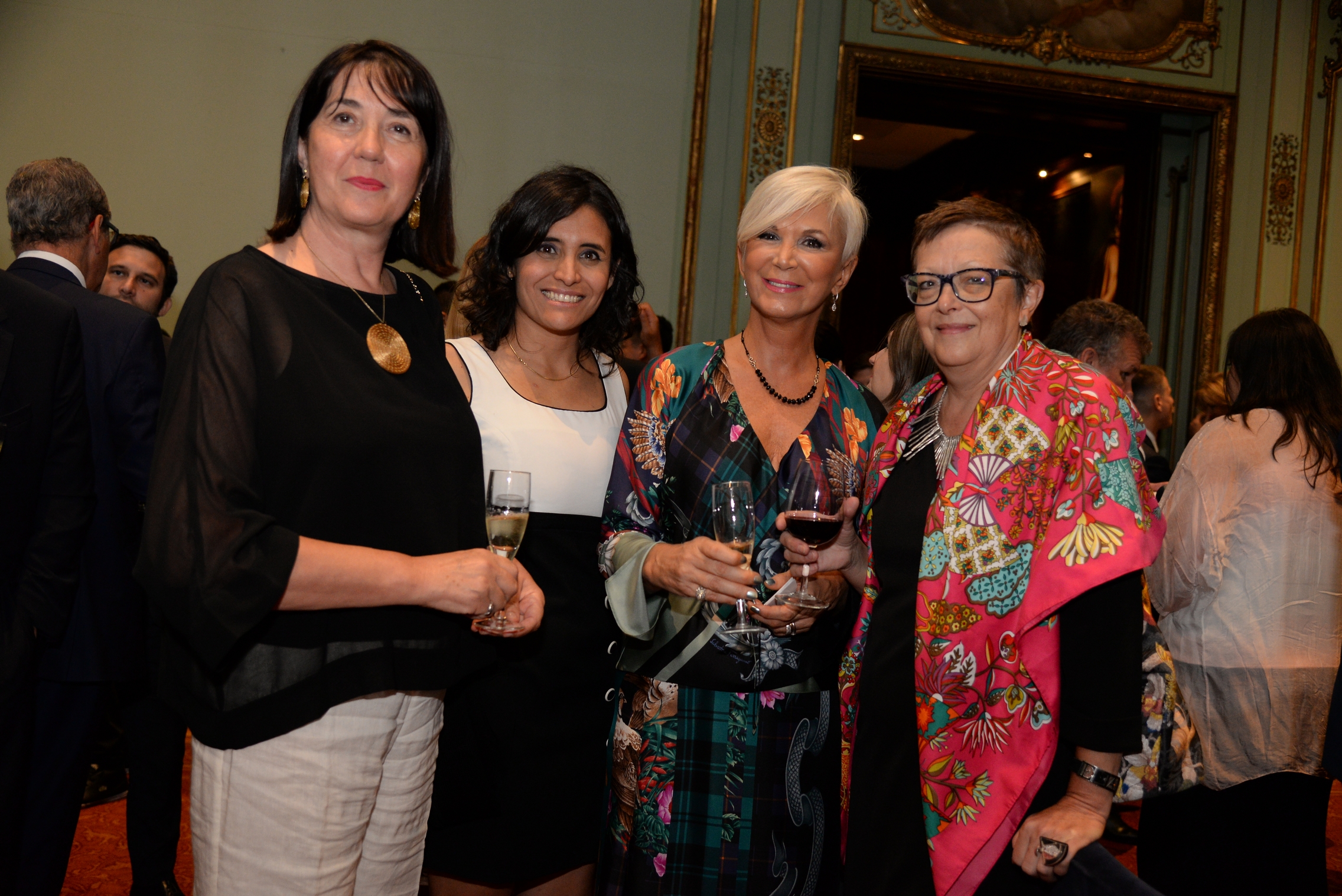 Jela Bacovic, embajadora de Serbia; Virginia Ávila, subsecretaria de Estado de relaciones internacionales del Gobierno de Tucumán; Catalina Lonac, presidente de la Fundación para el Desarrollo de la Universidad de San Pablo - Tucumán; y Carmen Podgorean, embajadora de Rumania