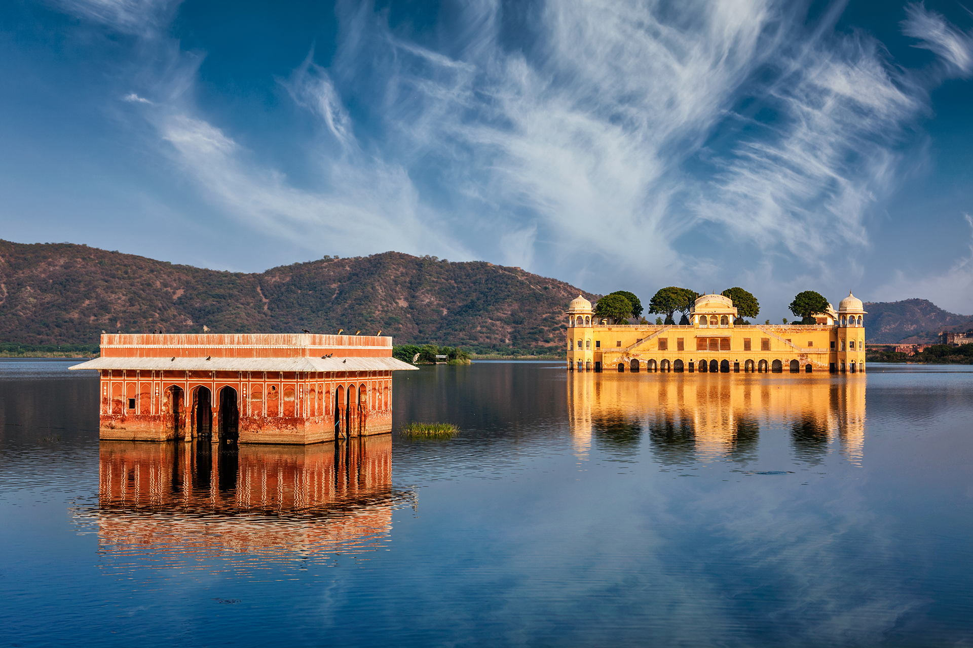 Sumergido en las aguas de un lago artificial, no se sabe mucho sobre su historia, excepto el hecho de que fue construido por Maharaja Madho Singh en el siglo XVIII