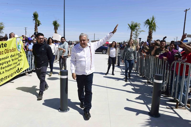 AMLO pasó de saludar y abrazar a sus seguidores a mantener una "sana distancia" (Foto: Cortesía Presidencia)