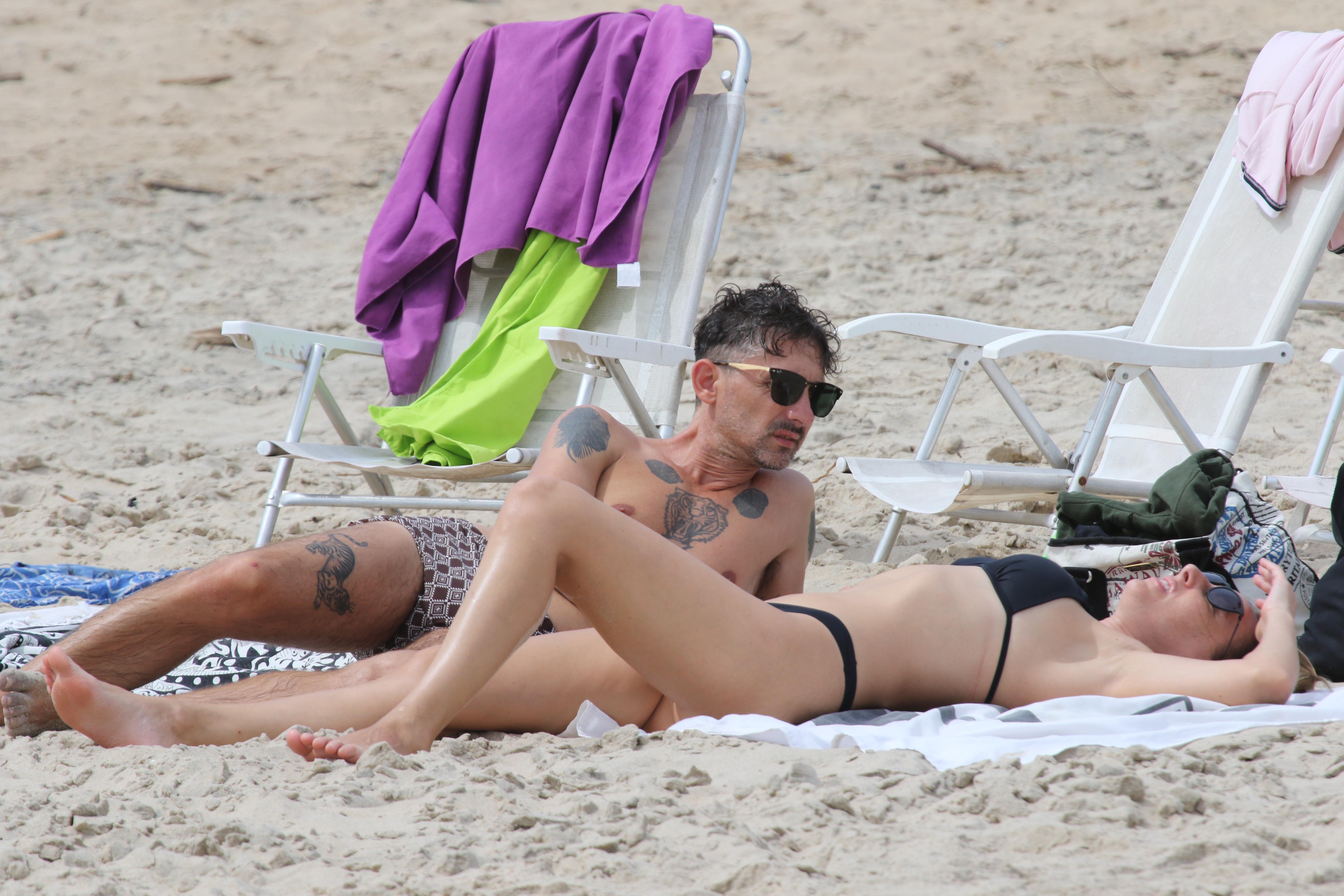 Nahuel Mutti y Catarina Spinetta en las playas de Punta del Este (GM Press)
