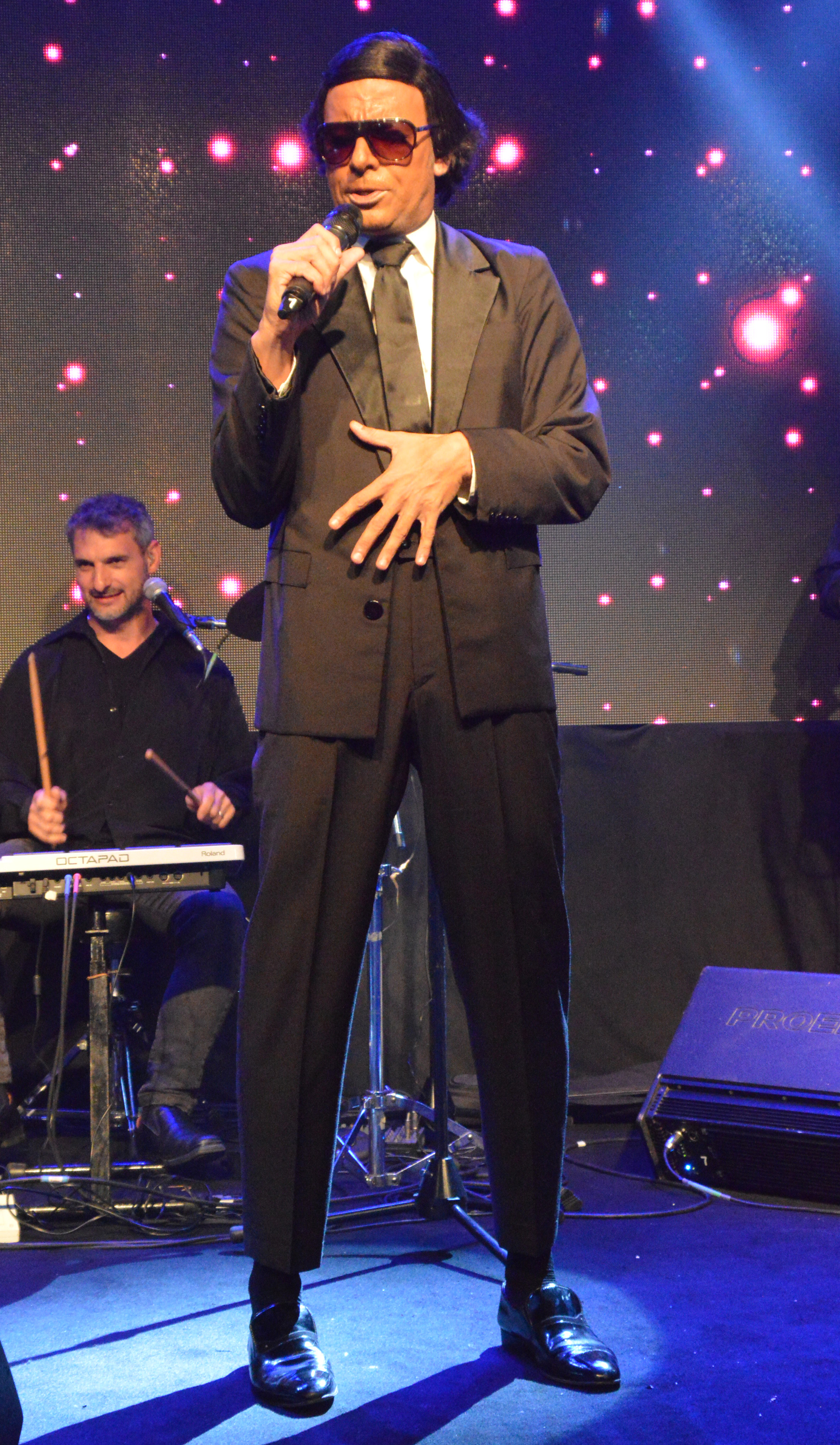 La imitación de Julio Iglesias (Fotos: Eduardo Aguada / Teleshow)
