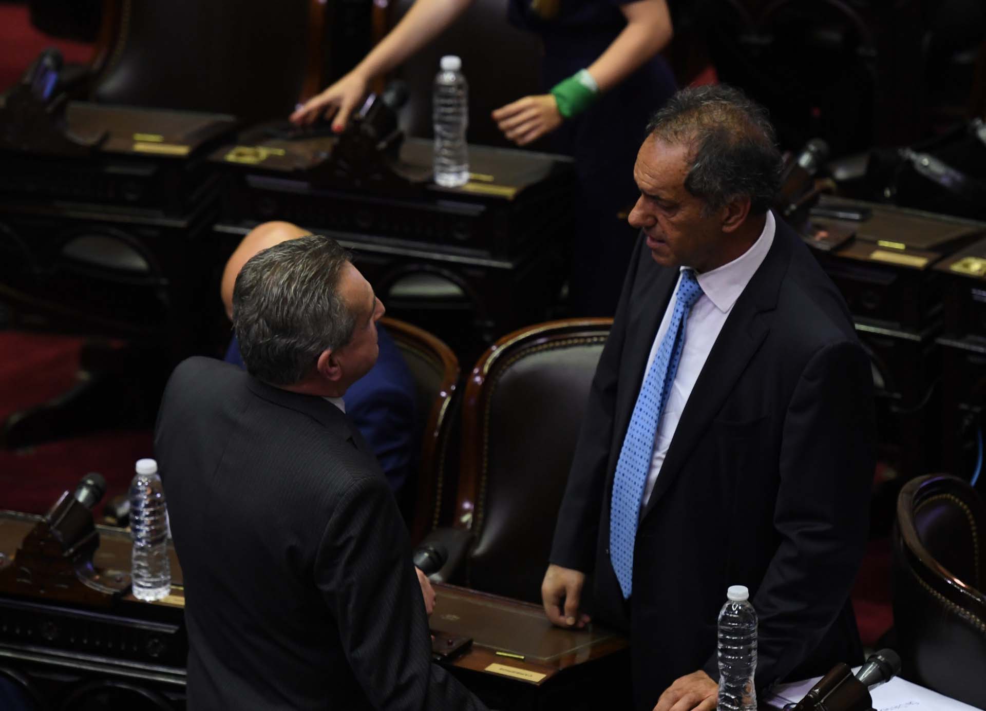 Scioli dialoga con Agustín Rossi, quien asumirá el 10 de diciembre como ministro de Defensa