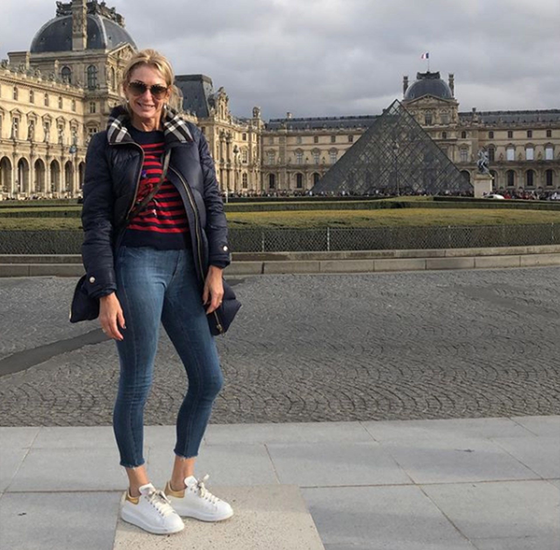 La panelista de "LAM" frente a la pirámide del Museo del Louvre